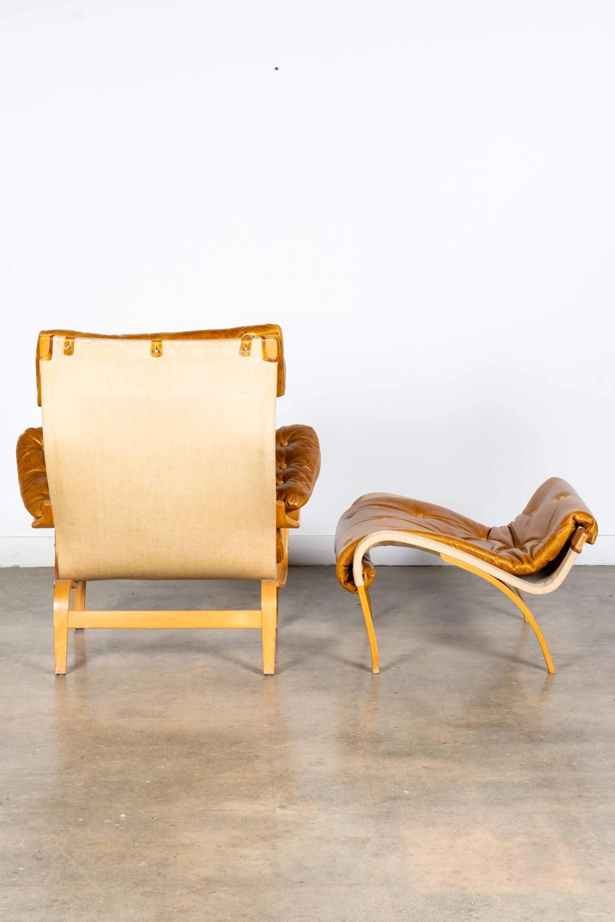 Chaise et pouf Pernilla 69 en cuir et hêtre de Bruno Mathsson pour Dux Bon état - En vente à Toronto, CA