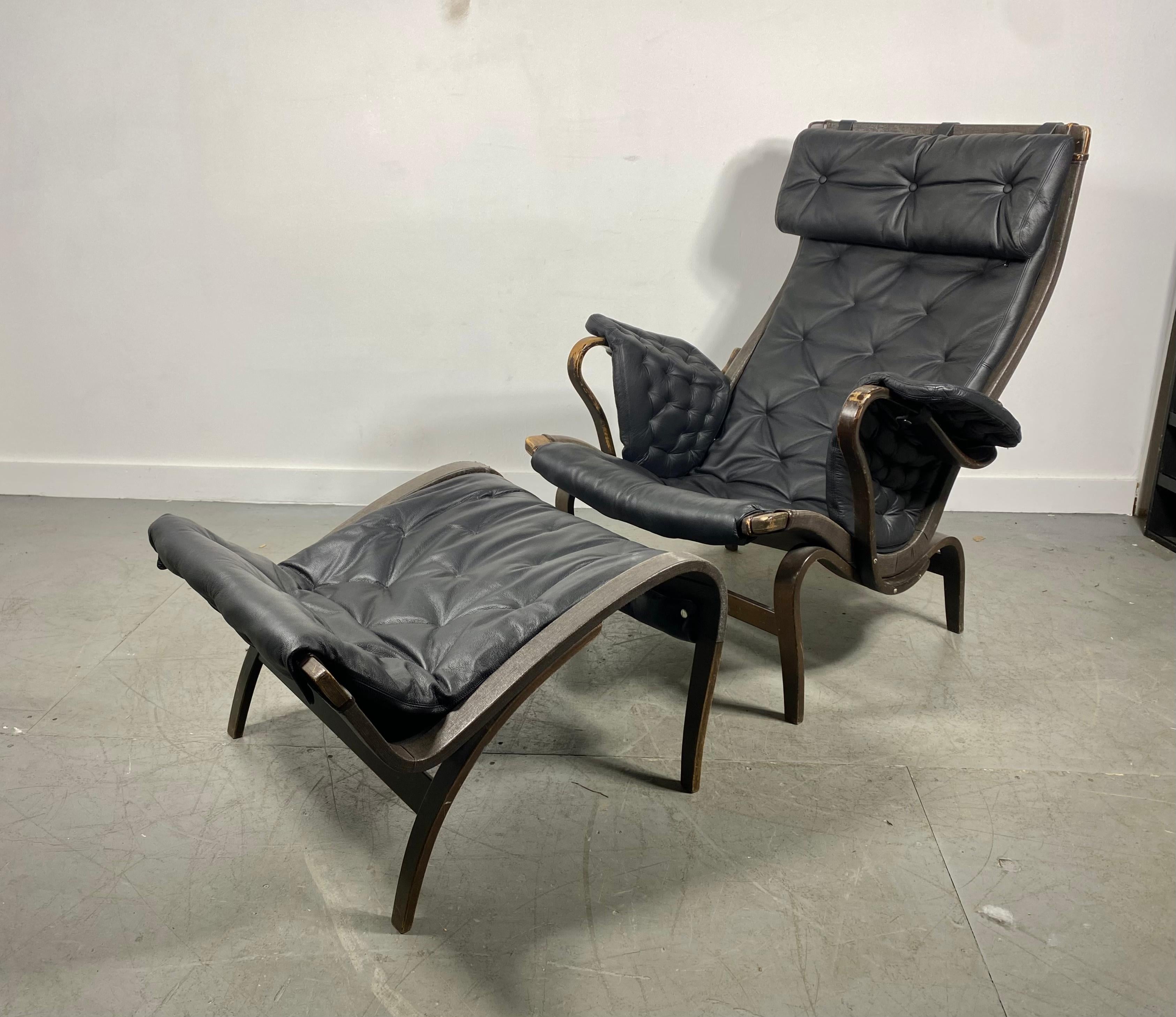 Pernilla Leather Lounge Chair and Ottoman by Bruno Mathsson for DUX In Good Condition For Sale In Buffalo, NY