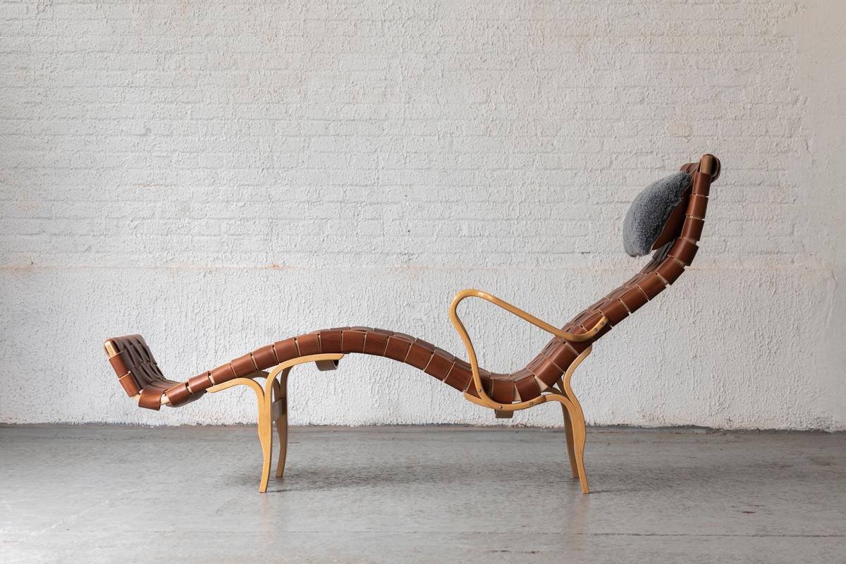 Lounge chair ‘Pernilla 3’, designed by Bruno Mathsson and produced in Sweden by DUX in the 1960s. The design was originally established in 1944, and made it as one of the most iconic chaise longues. This furniture piece is made out of bent beech