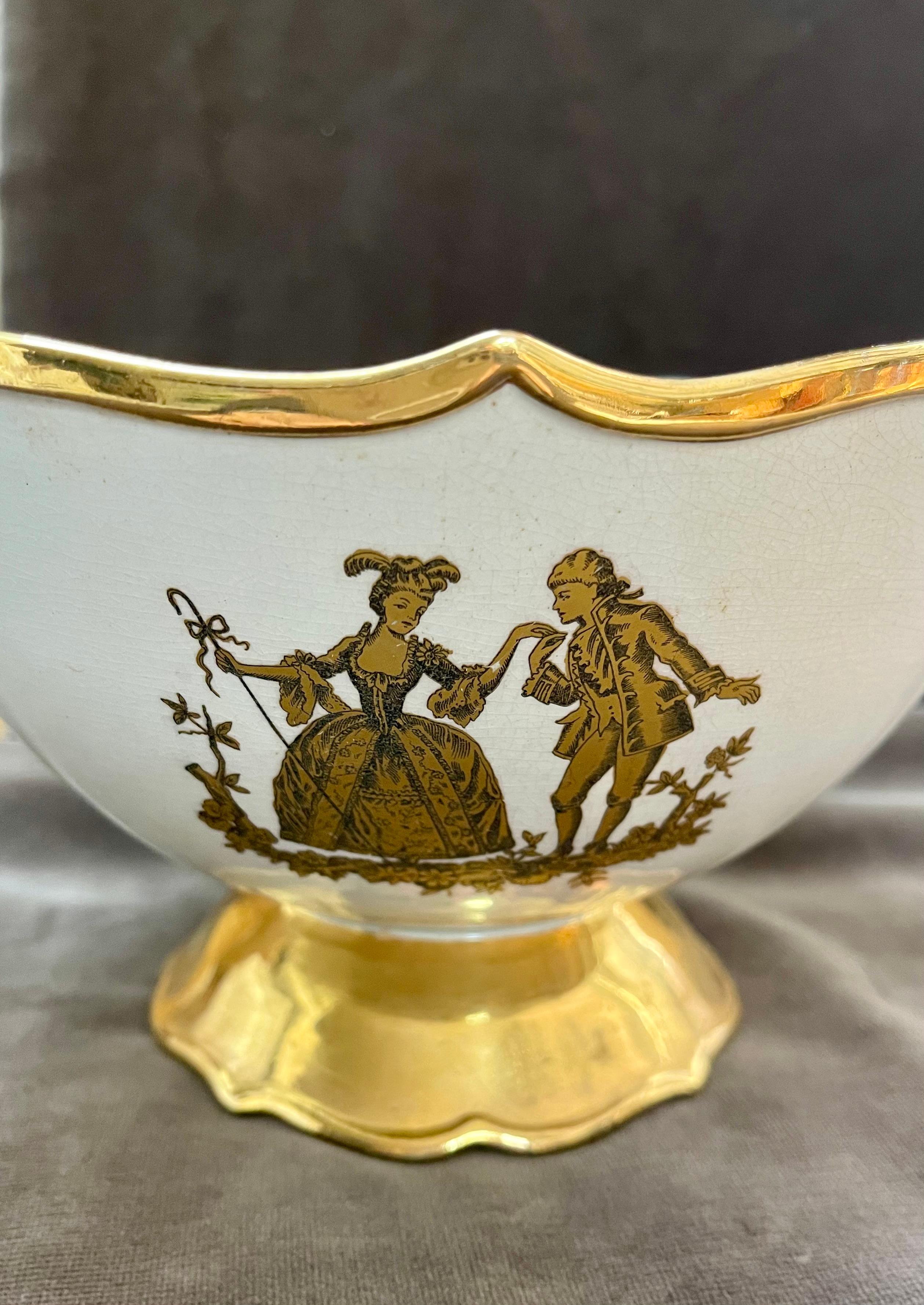Taza de porcelana blanca y dorada firmada por Perod 

Precioso cuenco de porcelana blanca fina 
Presenta bellas figuritas venecianas del siglo XVIII pintadas a mano en una pose de rara elegancia.
Dorado en oro puro
Firmado bajo la base

Esta obra de