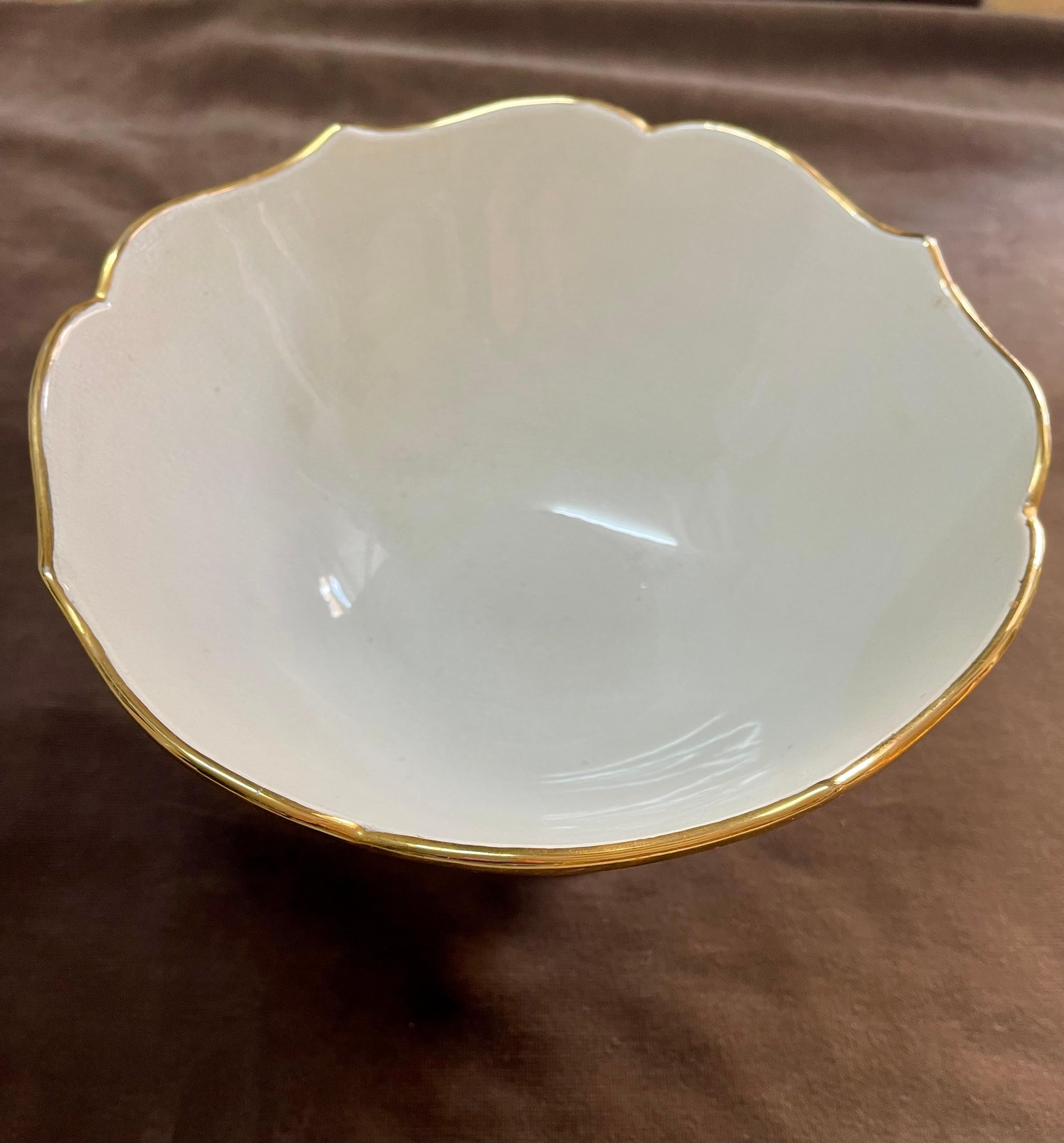 Taza de porcelana blanca y dorada firmada por Perod Imperio en venta