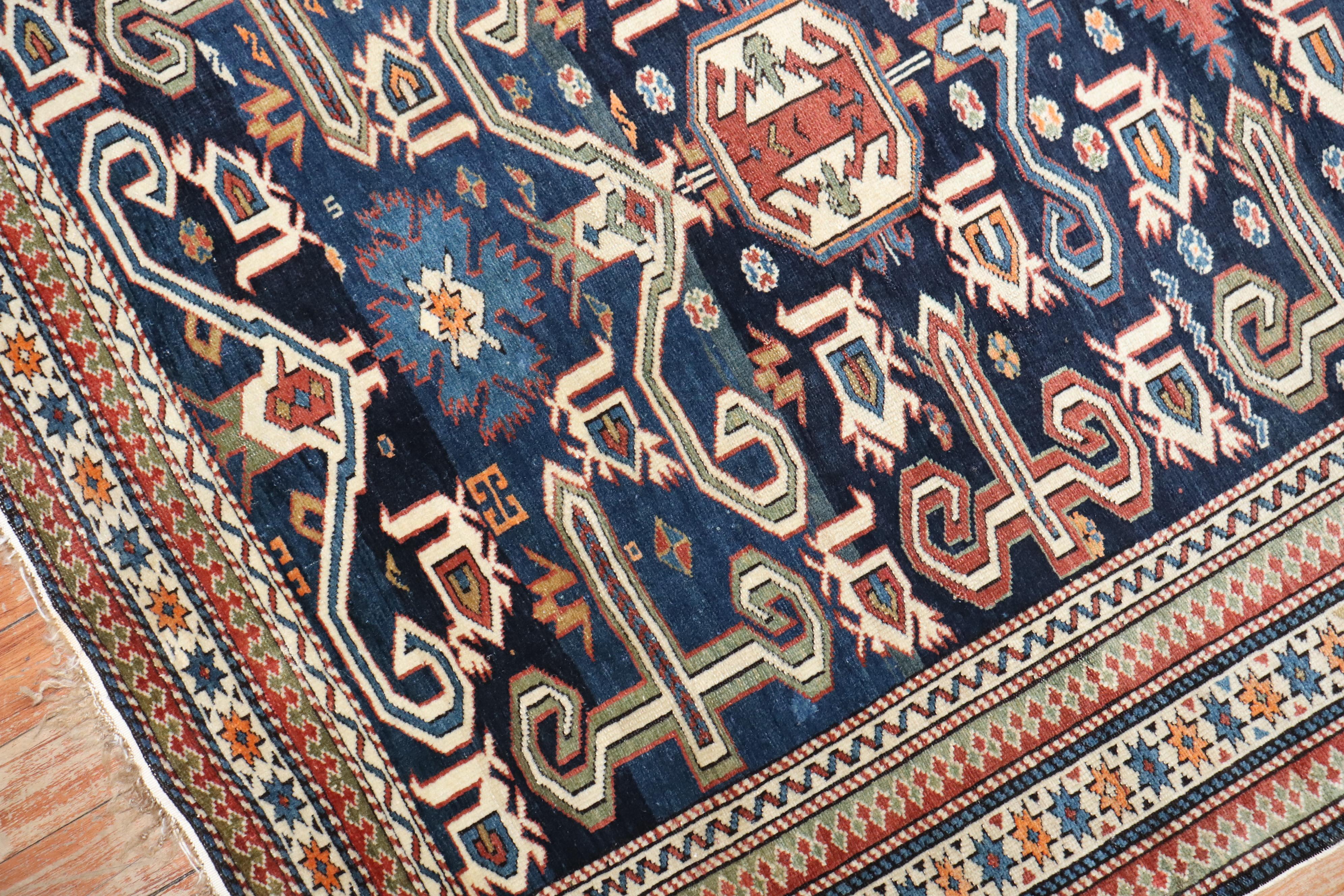 Ein authentischer blauer antiker kaukasischer Perdedil-Teppich aus dem 1. Quartal des 20.

Maße: 3'5