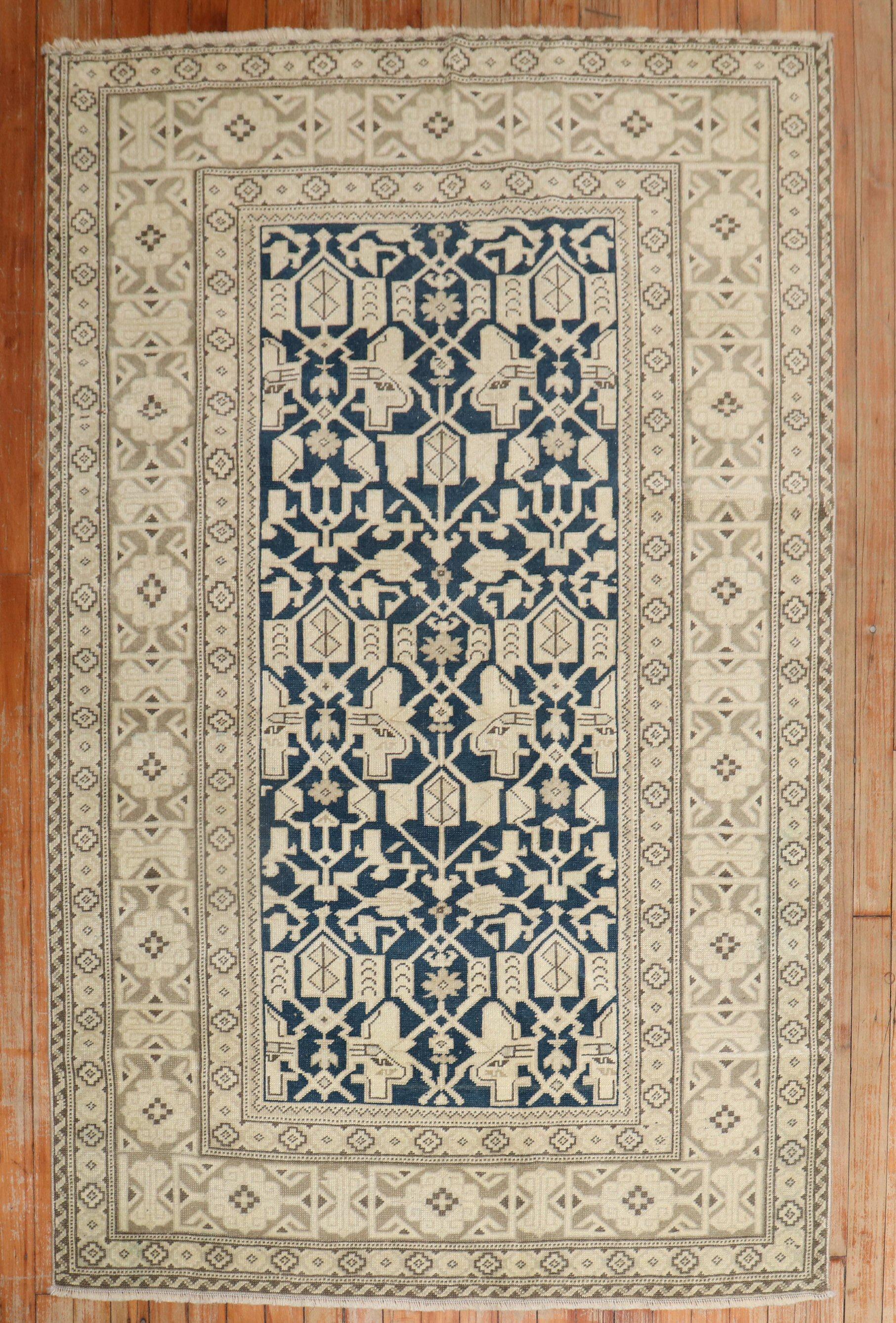 A blue and khaki vintage Caucasian perdedil rug from the2nd quarter of the 20th century

Measures: 3'10