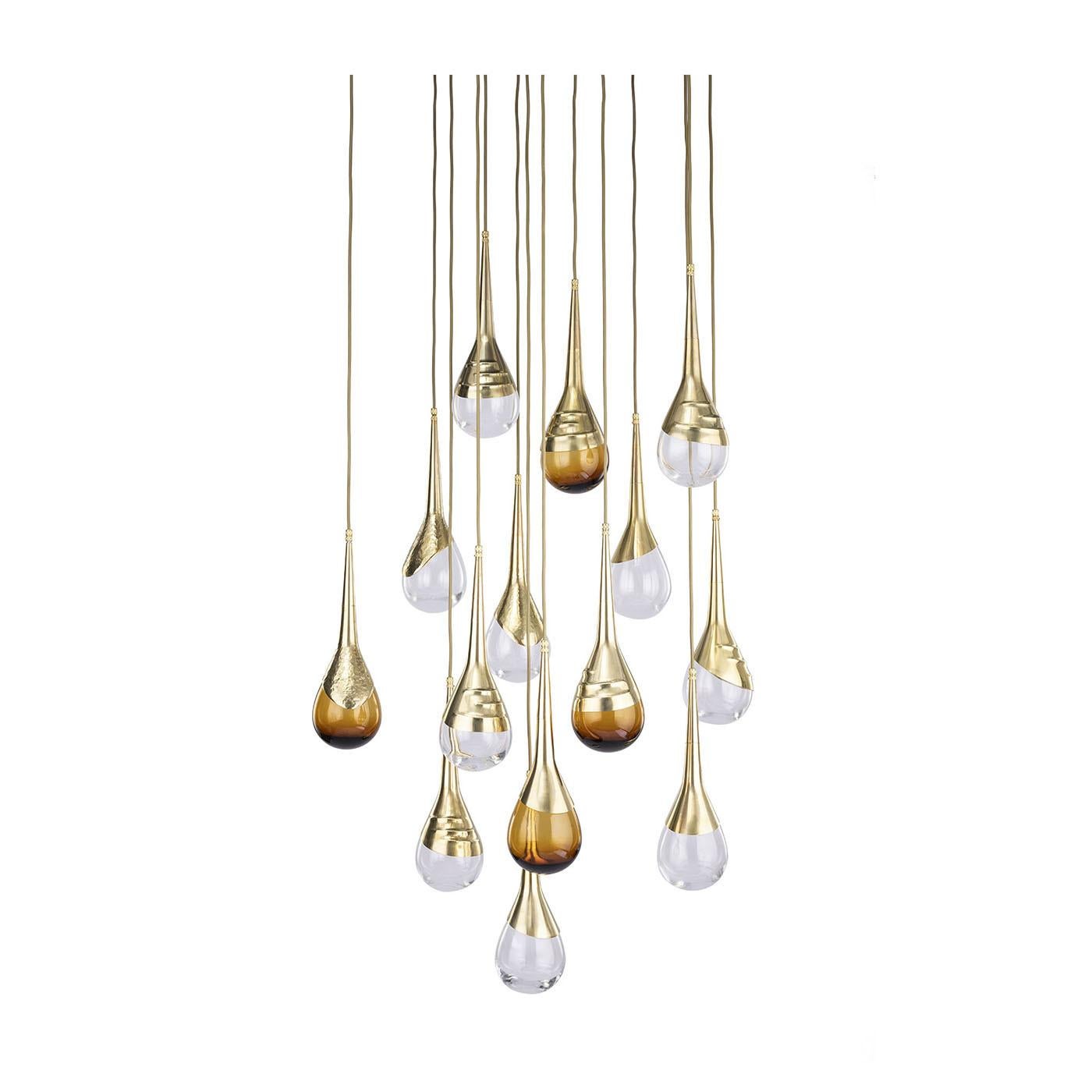 Realizzato con meticolosa attenzione ai dettagli, il lampadario Perpetua Brass incanta con il suo design aggraziato e la sua impeccabile maestria. I dieci pendenti a forma di goccia sono realizzati in vetro soffiato, in tonalità trasparenti o