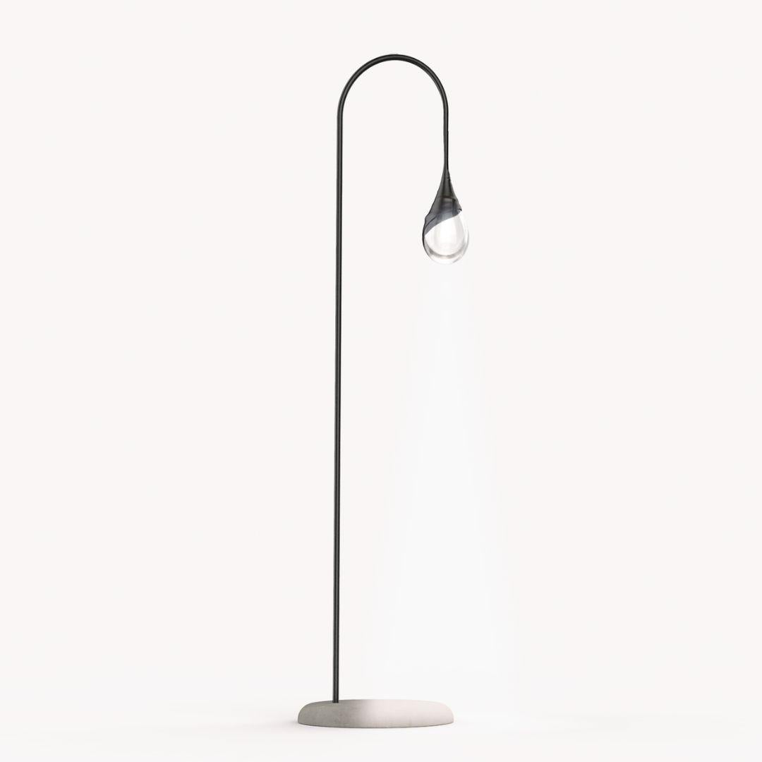 XXIe siècle et contemporain Lampadaire Perpetua à base en travertin, finition en laiton gaufré et naturel en vente