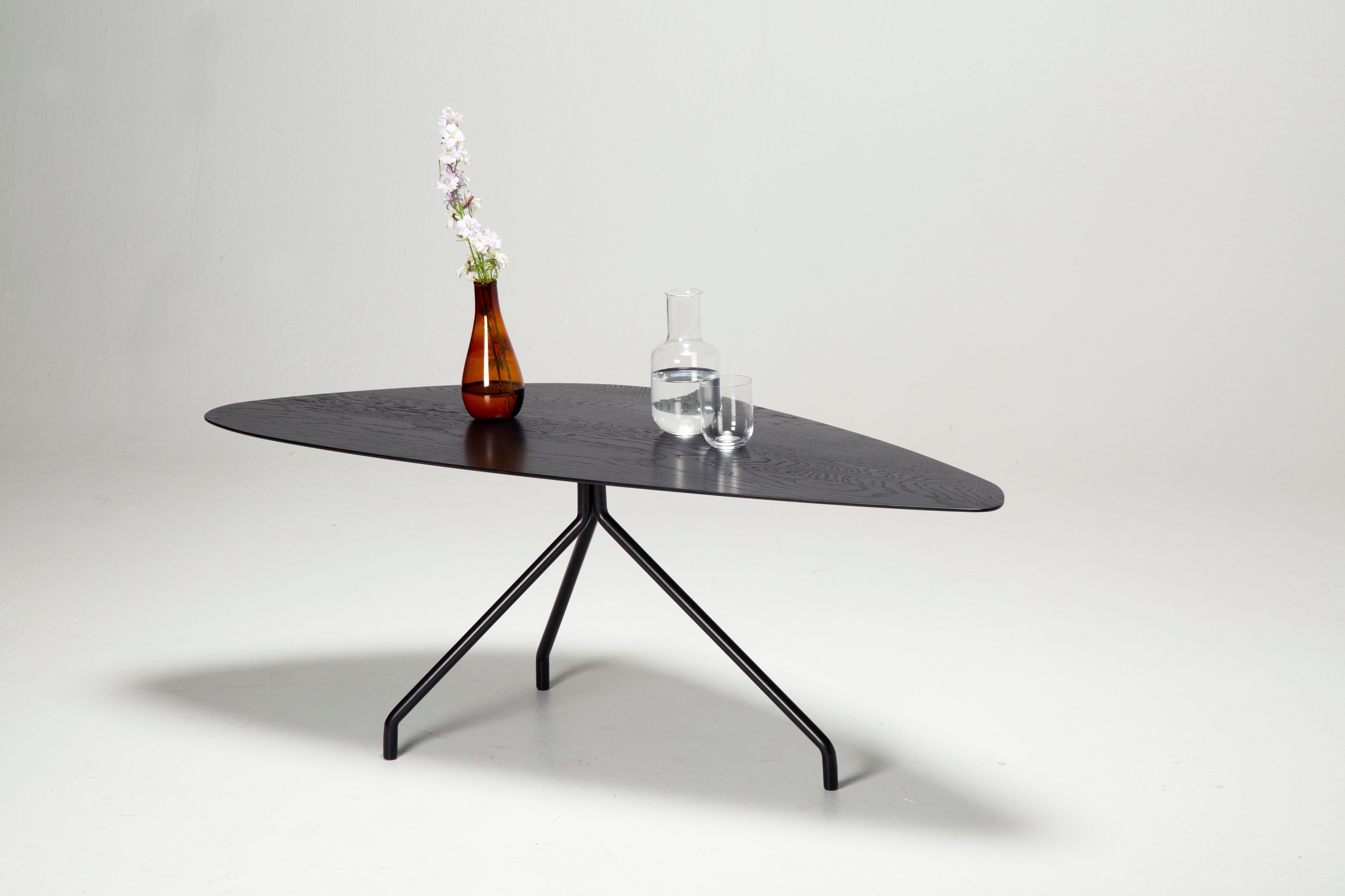 Mid-Century Modern Table basse Perret en chêne noir par Atelier Jones en vente