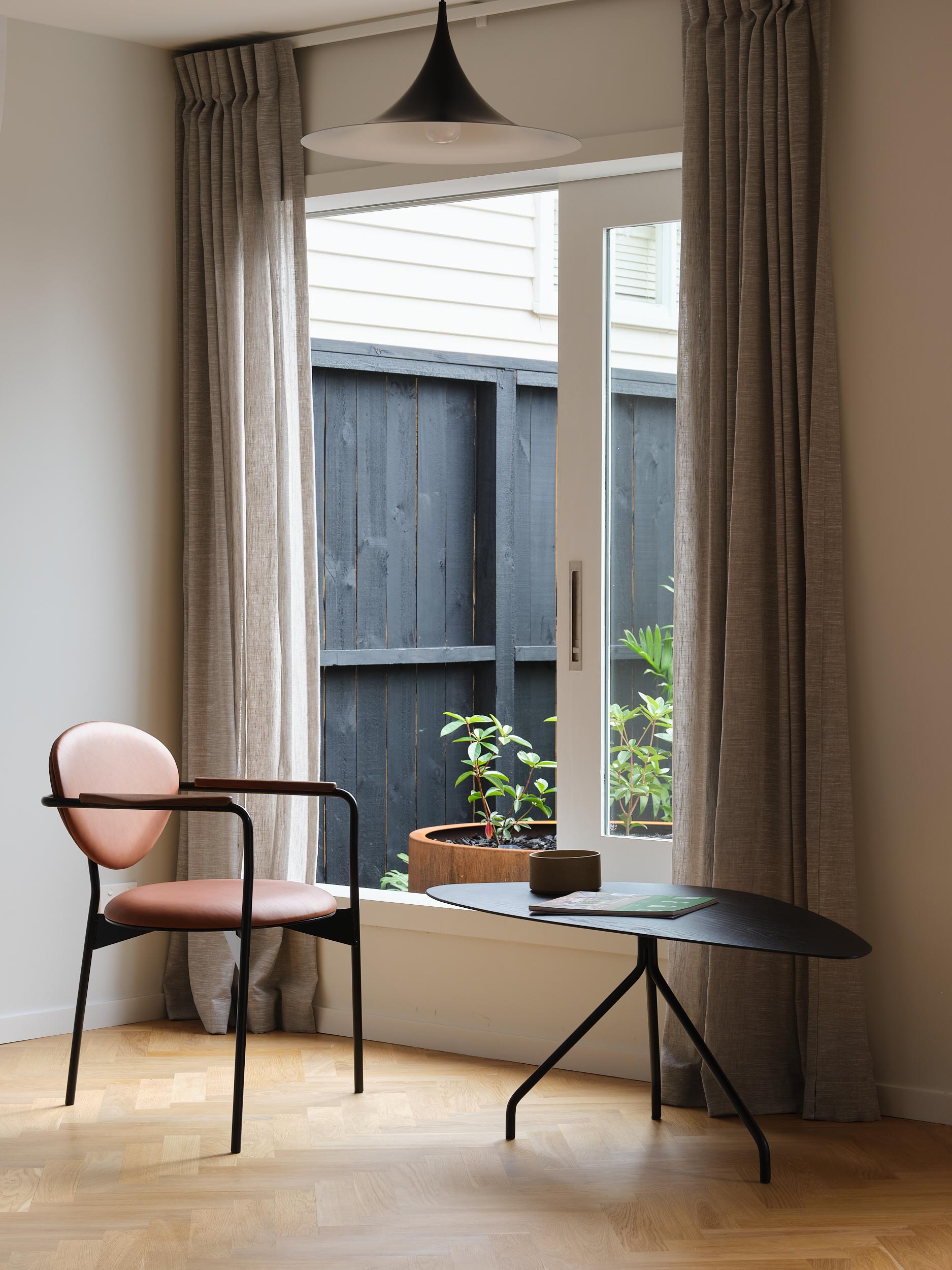 Ferronnerie Table basse Perret en chêne noir par Atelier Jones en vente