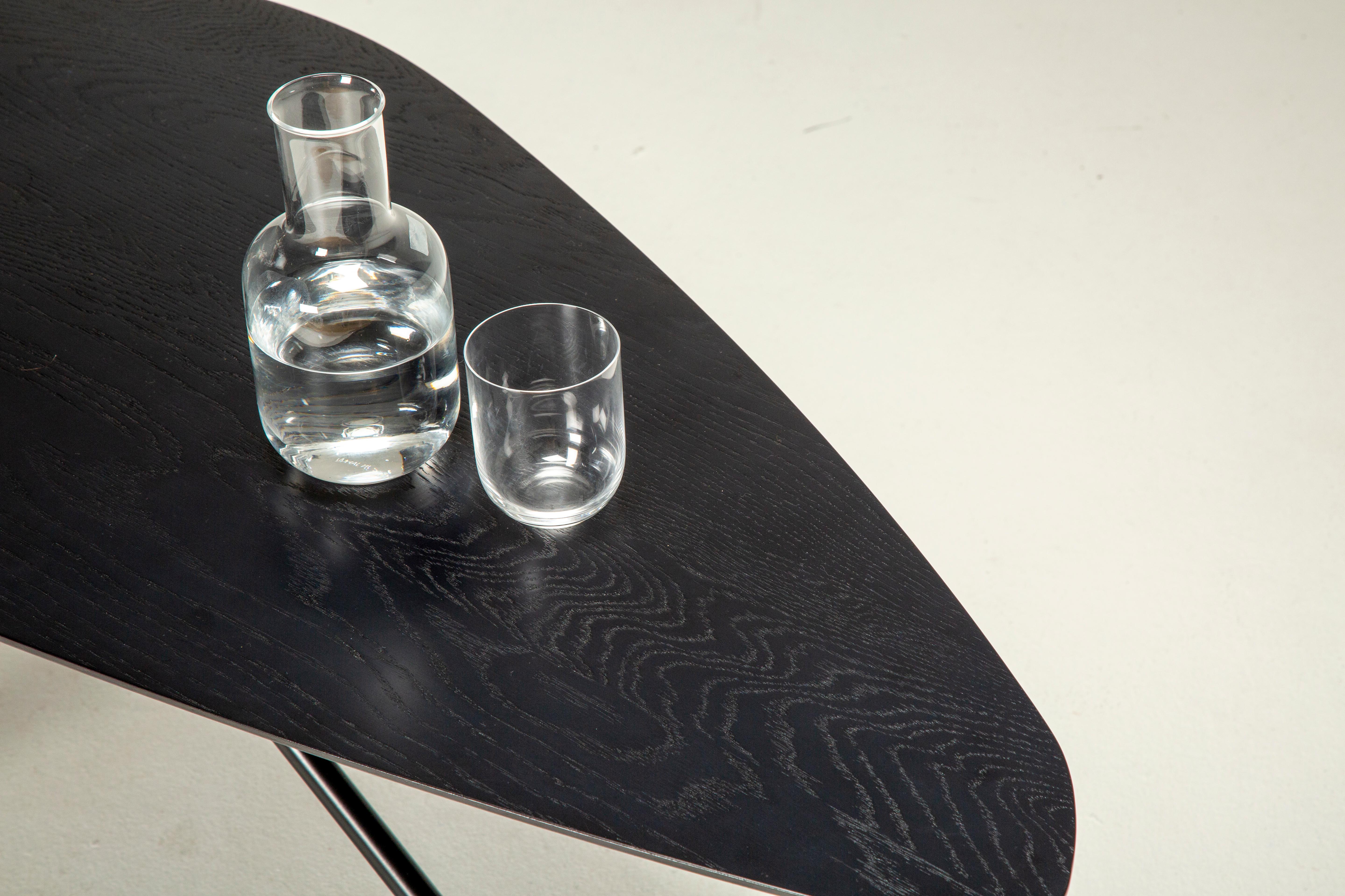 Chêne Table basse Perret en chêne noir par Atelier Jones en vente