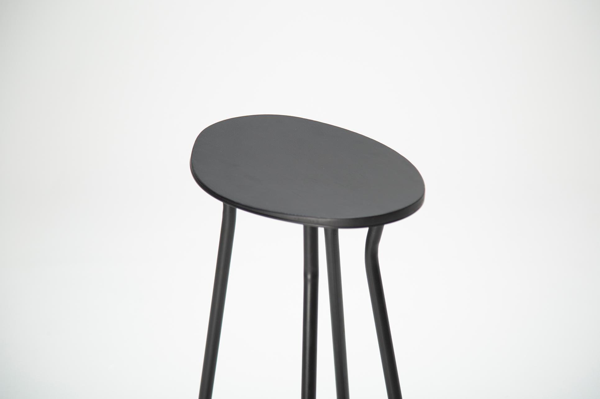 Der Perret Hocker lässt den Optimismus, der dem formalen Ausdruck der Mitte des zwanzigsten Jahrhunderts innewohnt, wieder aufleben und rekontextualisiert ihn für die Gegenwart.

Der Perret Hocker wurde mit ausdrucksstarken, aber zurückhaltenden