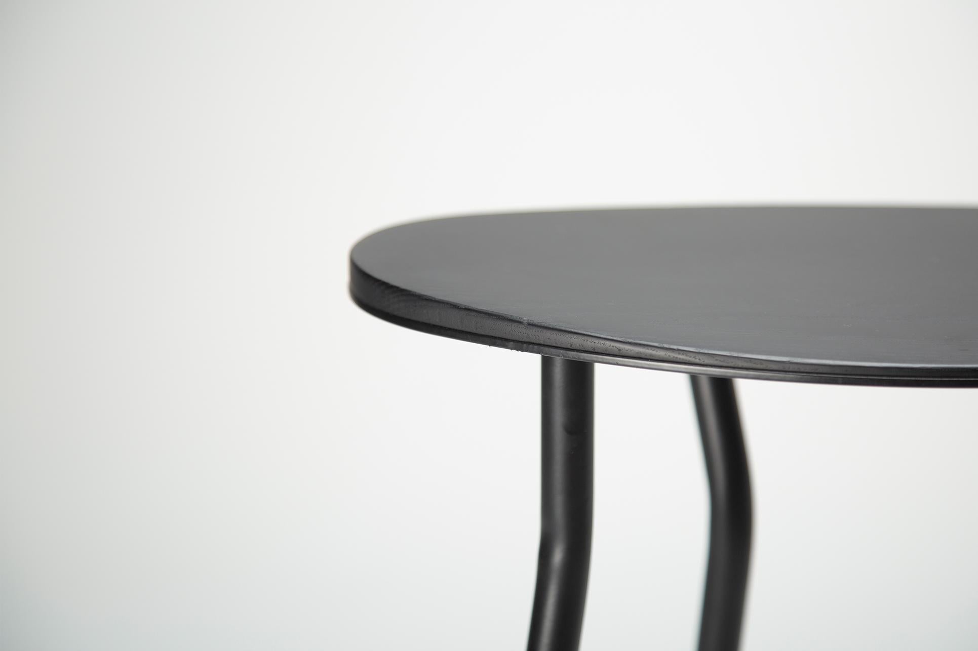 Perret Hocker von Atelier A Jones - Schwarze Eiche & Stahl (Moderne der Mitte des Jahrhunderts) im Angebot