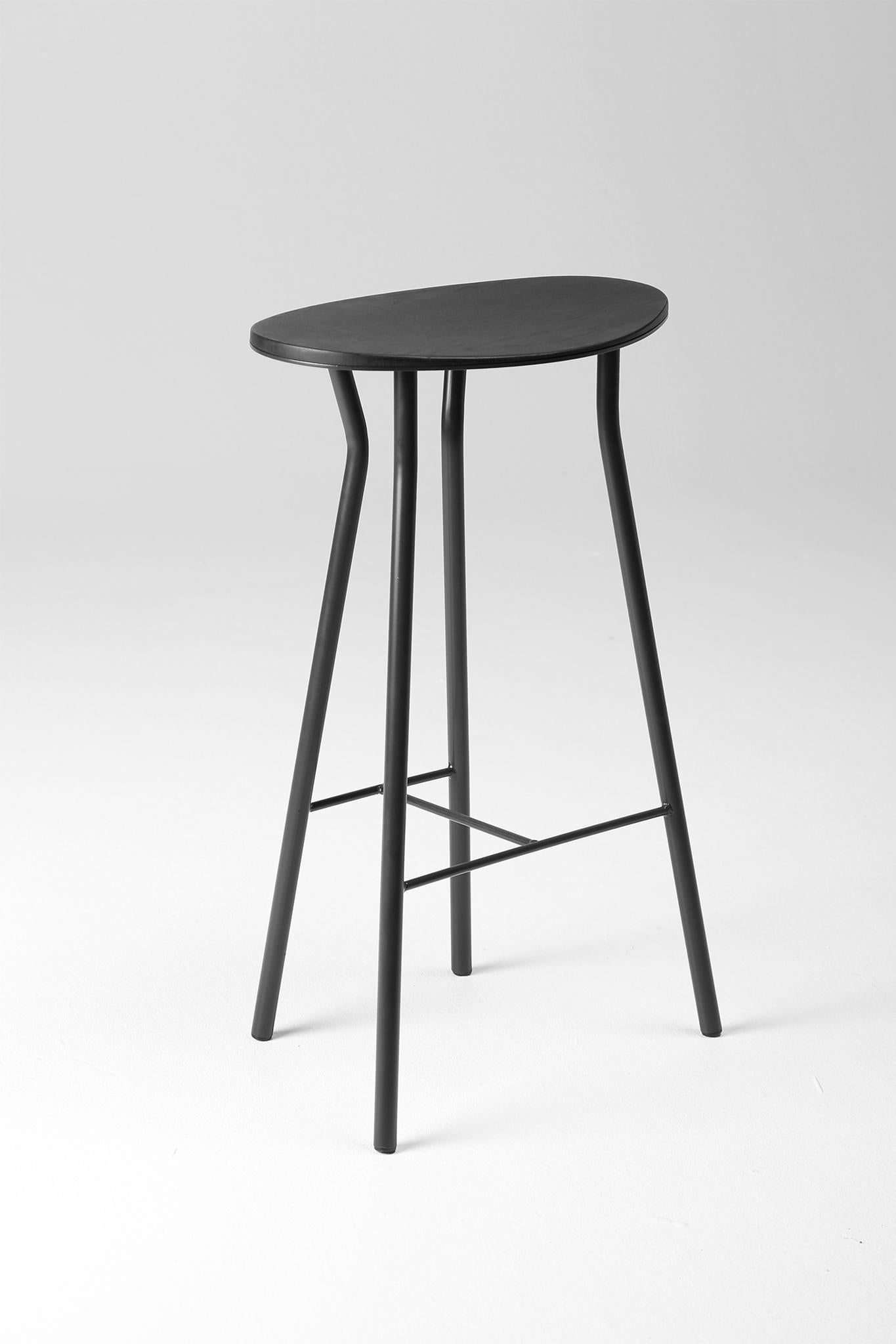 Perret Hocker von Atelier A Jones - Schwarze Eiche & Stahl (Neuseeland) im Angebot