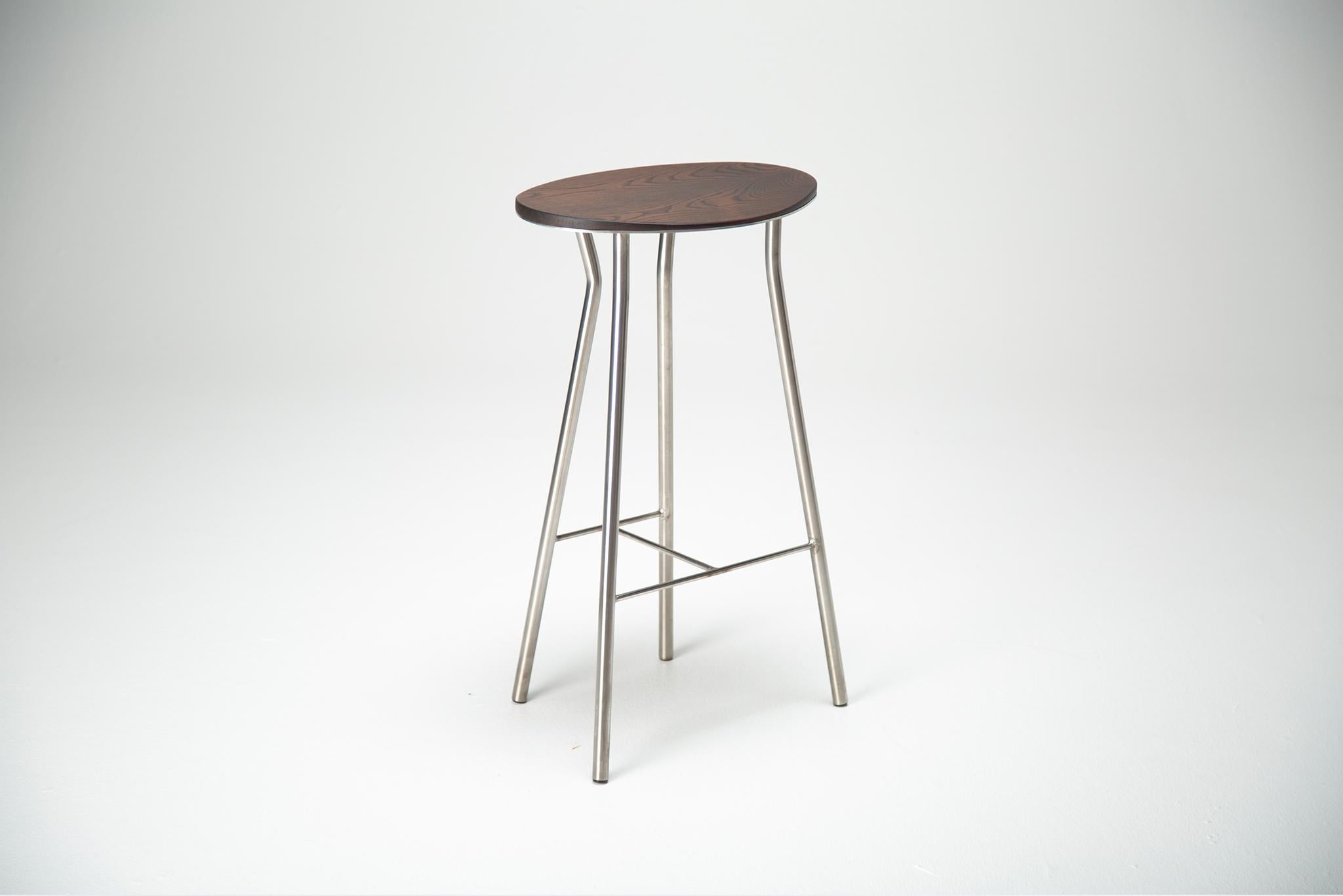 Perret Hocker von Atelier A Jones - Schwarze Eiche & Stahl (Metallarbeit) im Angebot