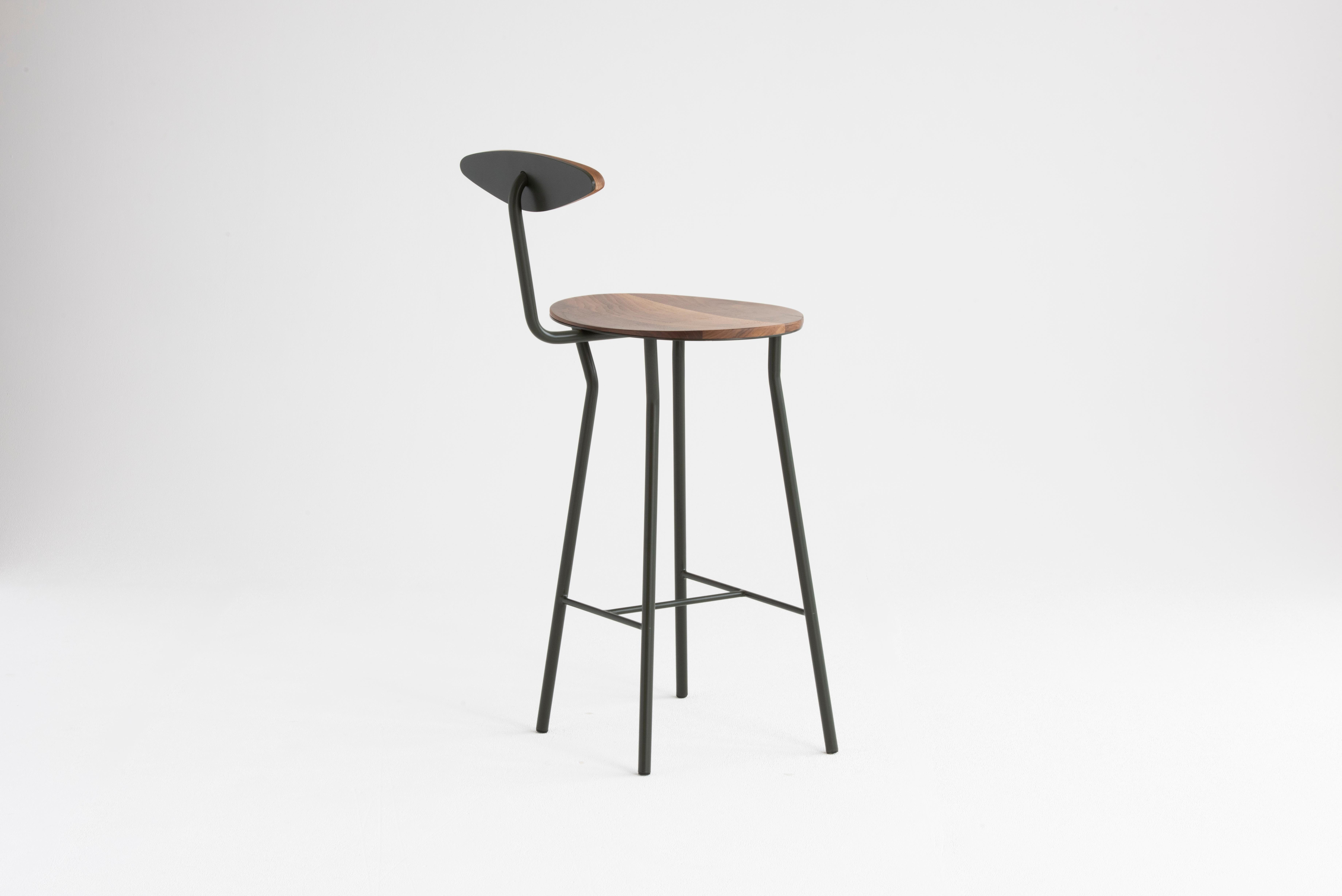 Taburete Perret con respaldo en nogal y acero by Atelier Jones Moderno de mediados de siglo en venta