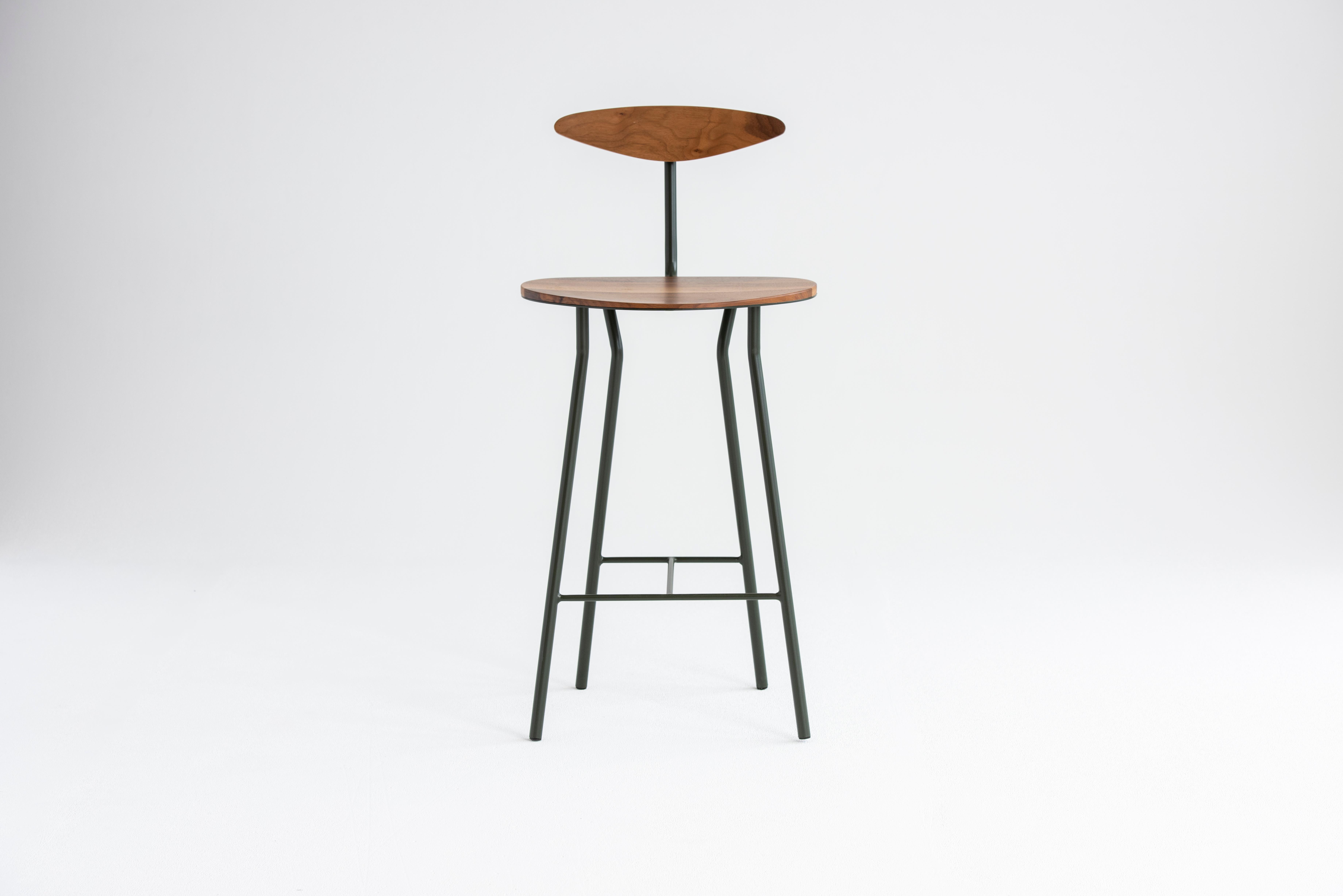 Taburete Perret con respaldo en nogal y acero by Atelier Jones Nueva Zelanda en venta