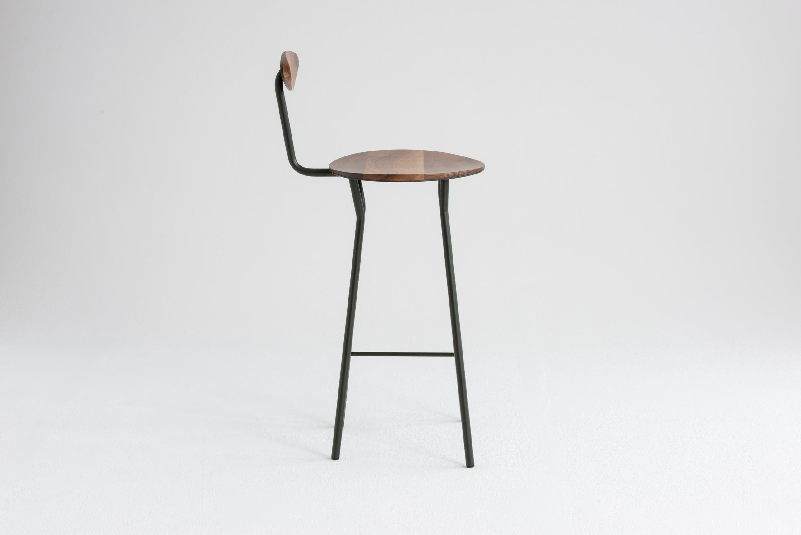 Taburete Perret con respaldo en nogal y acero by Atelier Jones Metalistería en venta