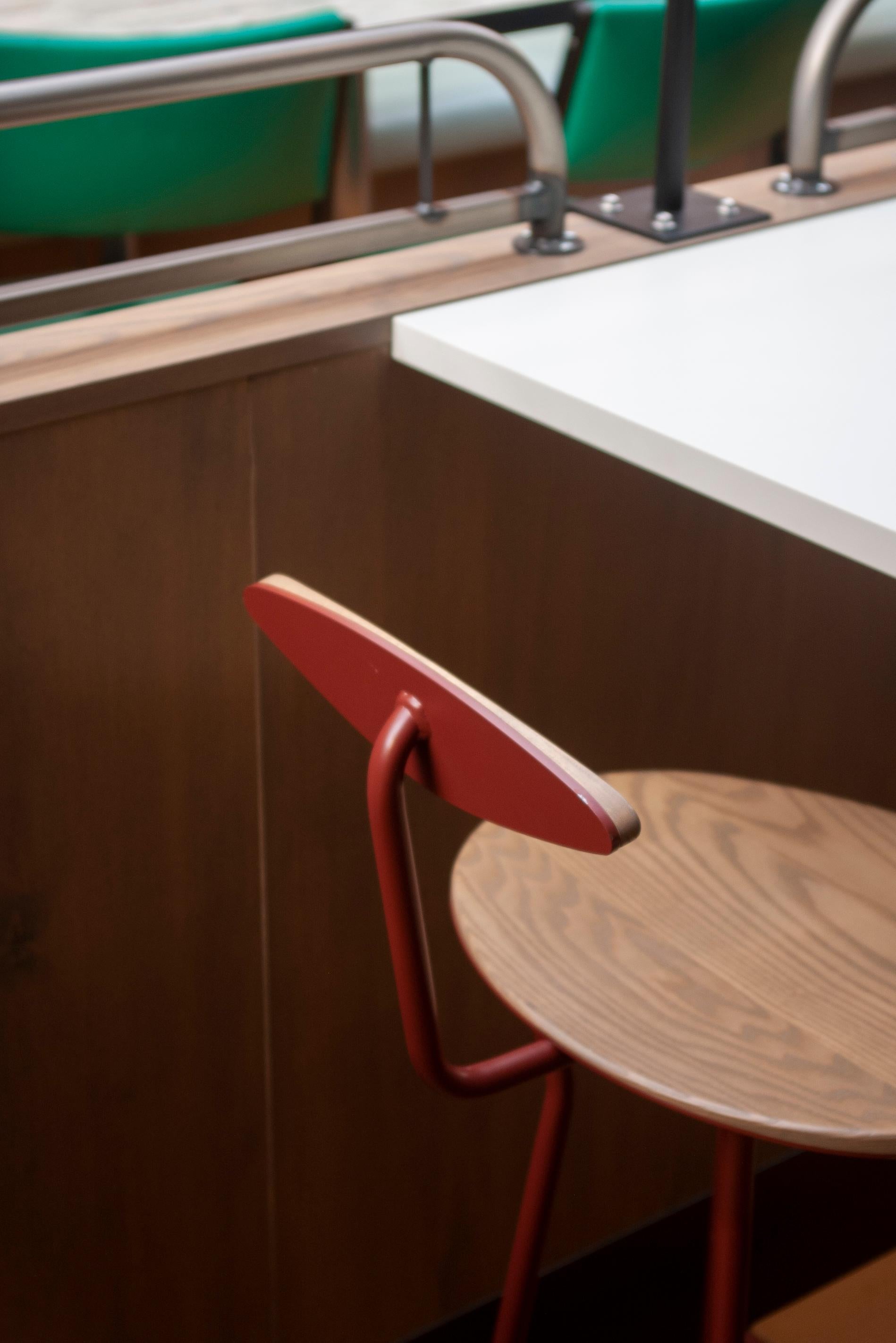 Taburete Perret con respaldo en nogal y acero by Atelier Jones Siglo XXI y contemporáneo en venta