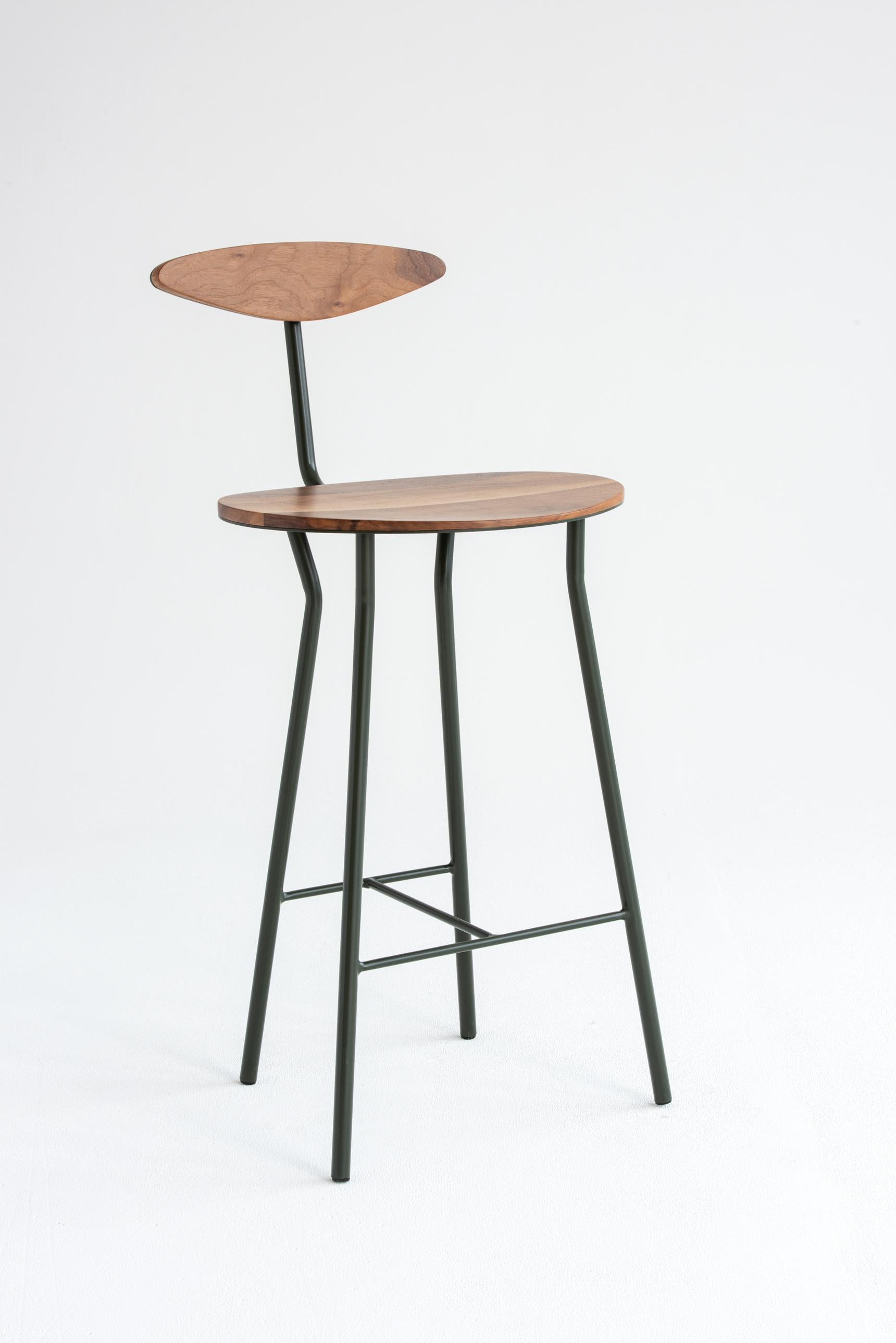 Taburete Perret con respaldo en nogal y acero by Atelier Jones Acero en venta