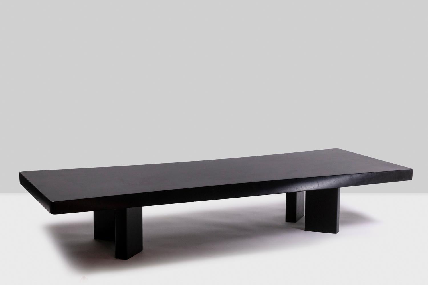 Charlotte Perriand, par.
Cassina, Signé.


Table basse en bois laqué noir, modèle 