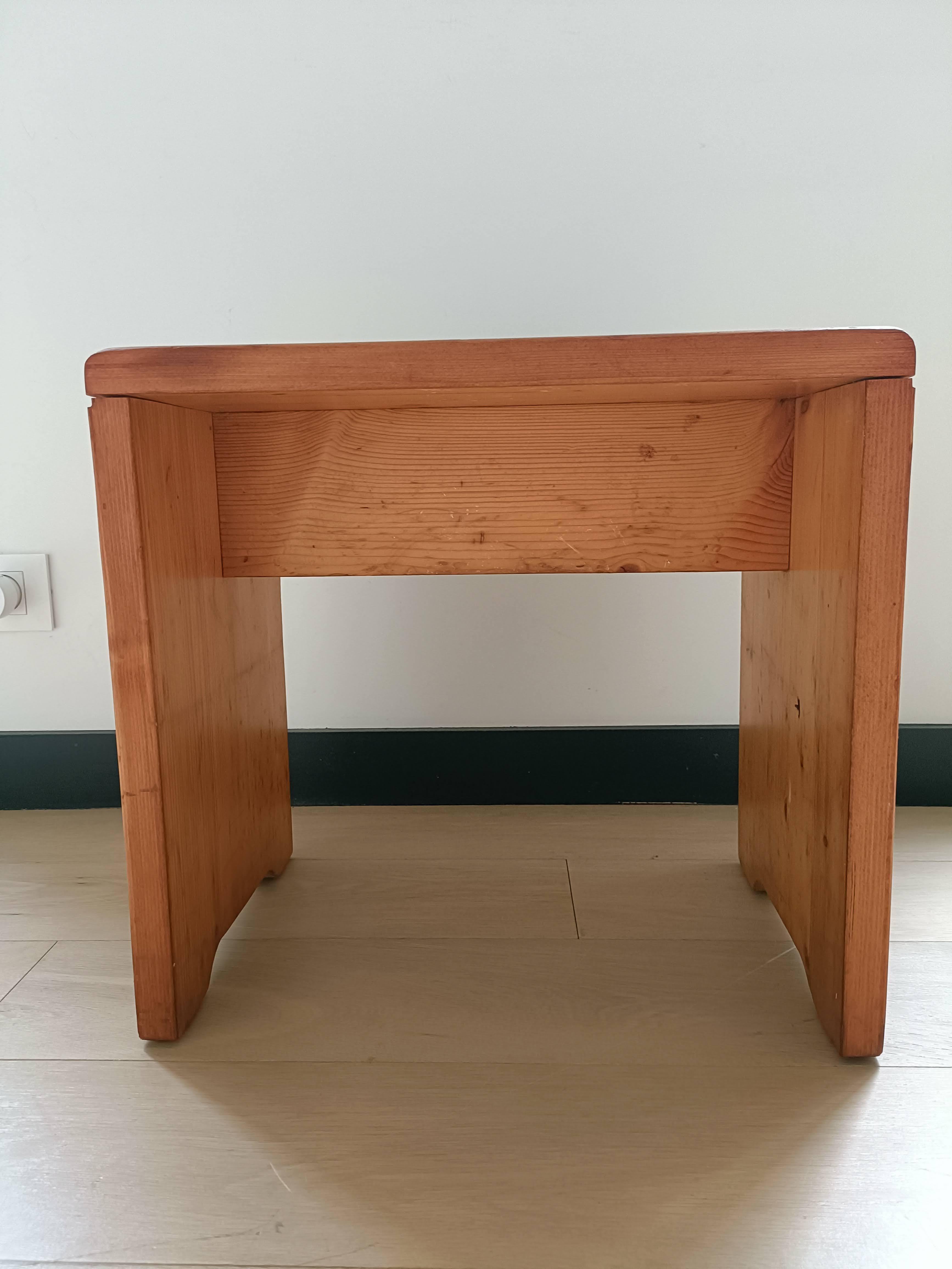 Perriand Pine Wood Stool Charlotte Perriand Pierre Et Vacances Les Arcs, 1800 In Fair Condition For Sale In Paris, FR