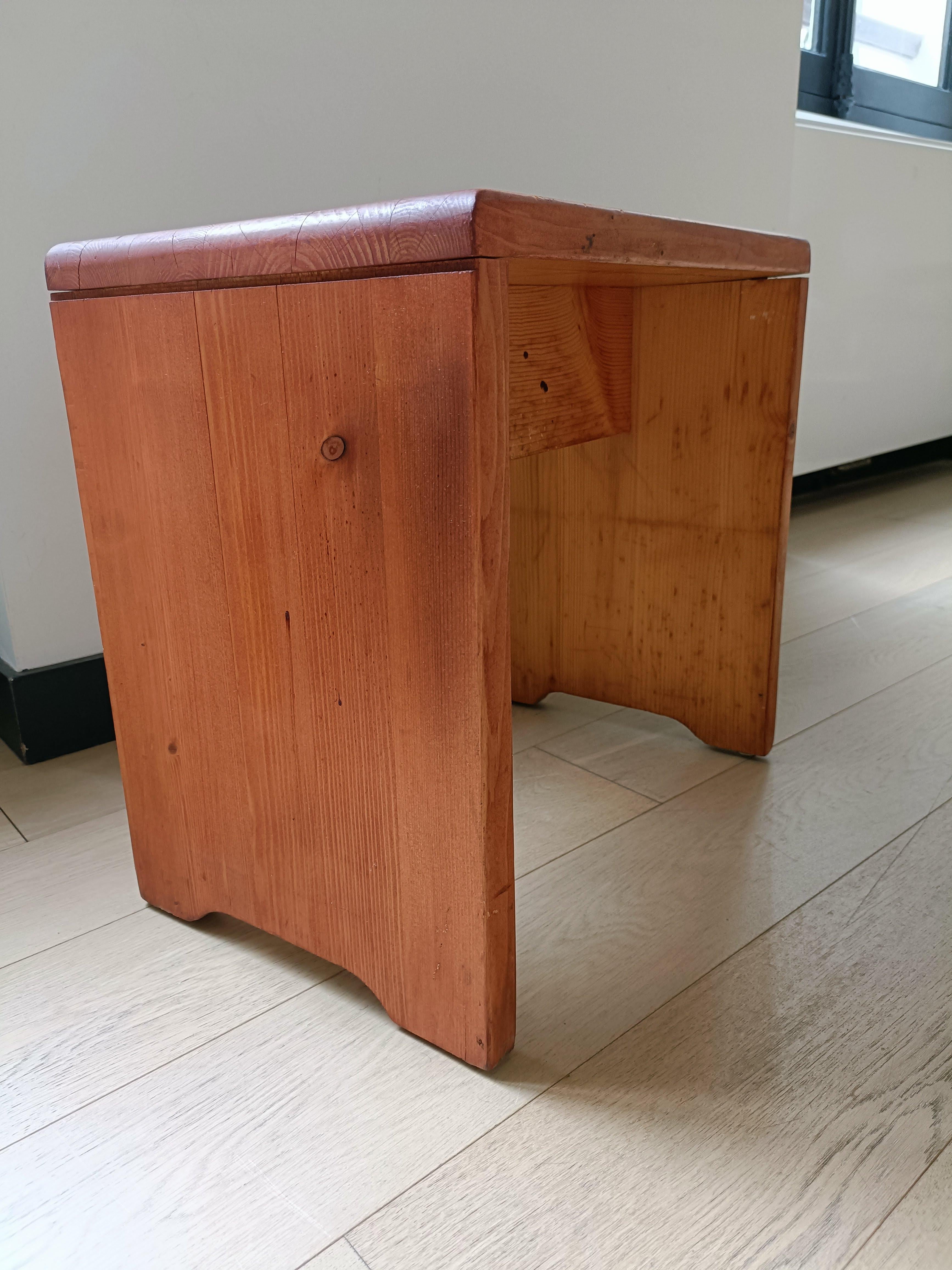 Mid-20th Century Perriand Pine Wood Stool Charlotte Perriand Pierre Et Vacances Les Arcs, 1800 For Sale