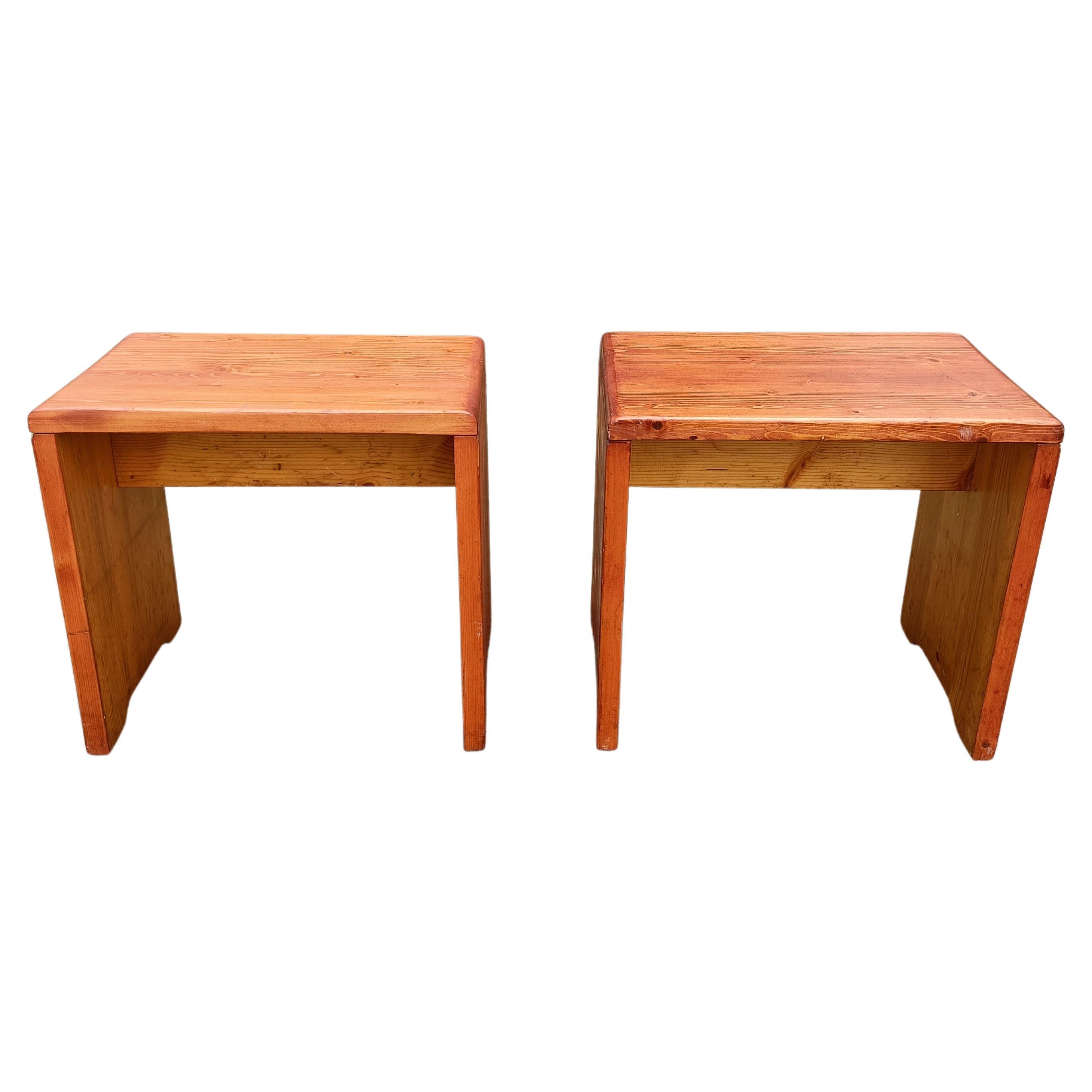 Tabouret en bois de pin Perriand Charlotte Perriand Pierre et vacances  Les Arcs 1800