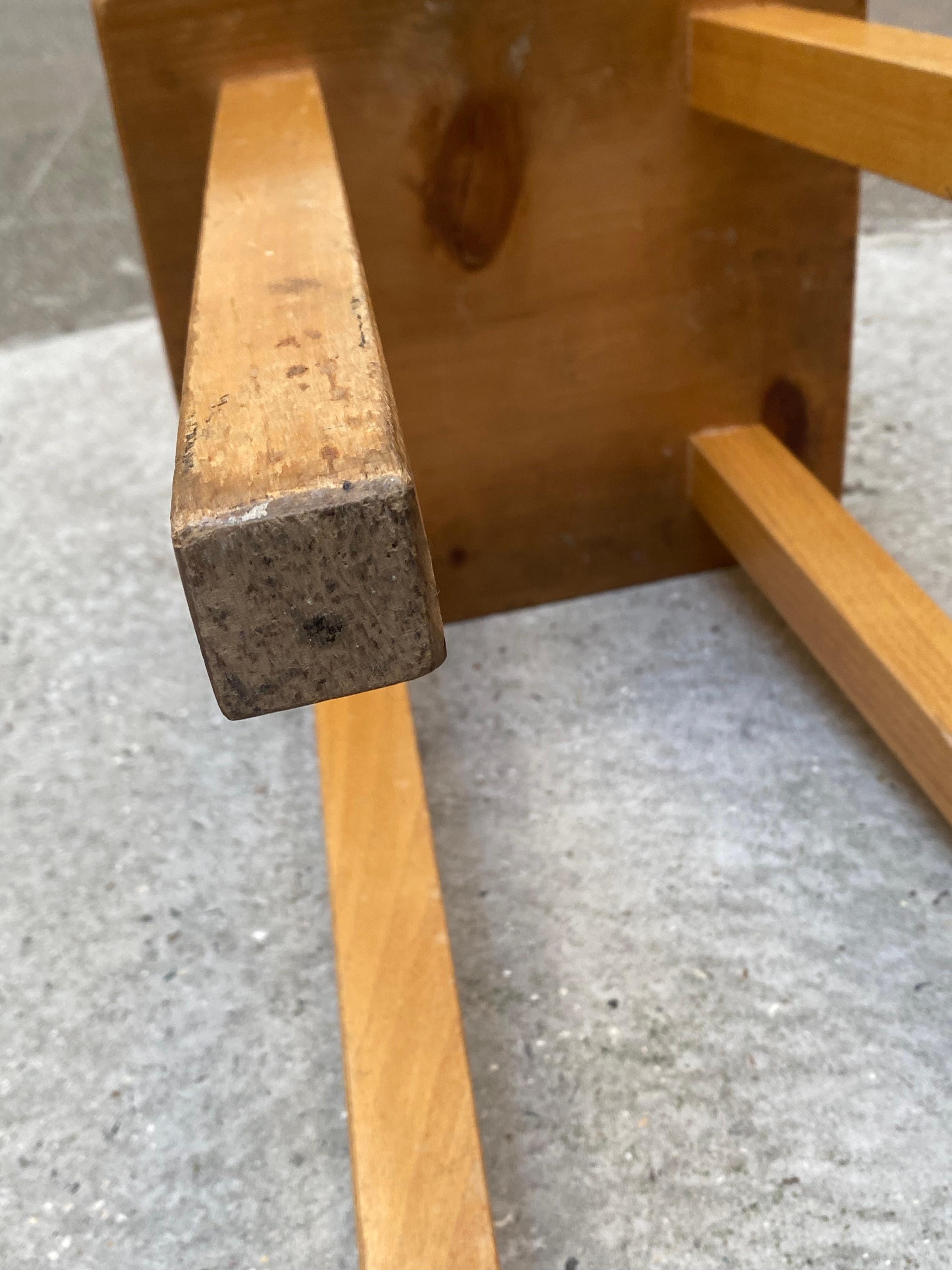 Tabouret en bois de pin Perriand de Charlotte Perriand pour Les Arcs, 1800 en vente 4