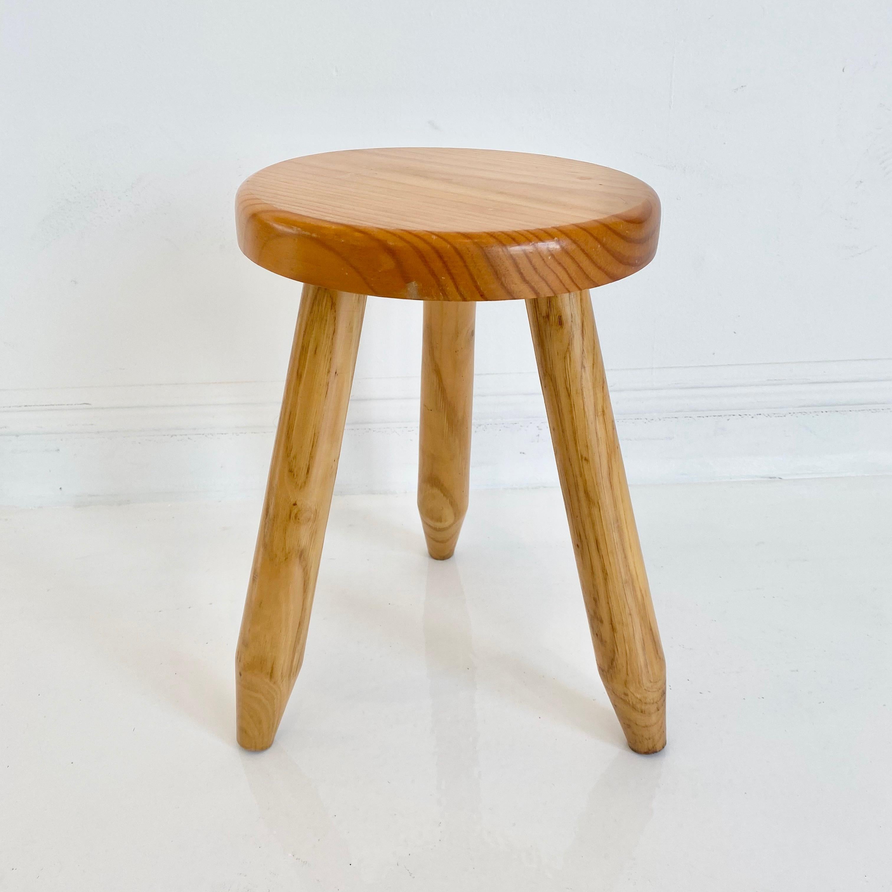 Handsome wood stool from France in the style of Charlotte Perriand. Made of Pine in the 1960s. Standing on three tapered legs. Good vintage condition.
  