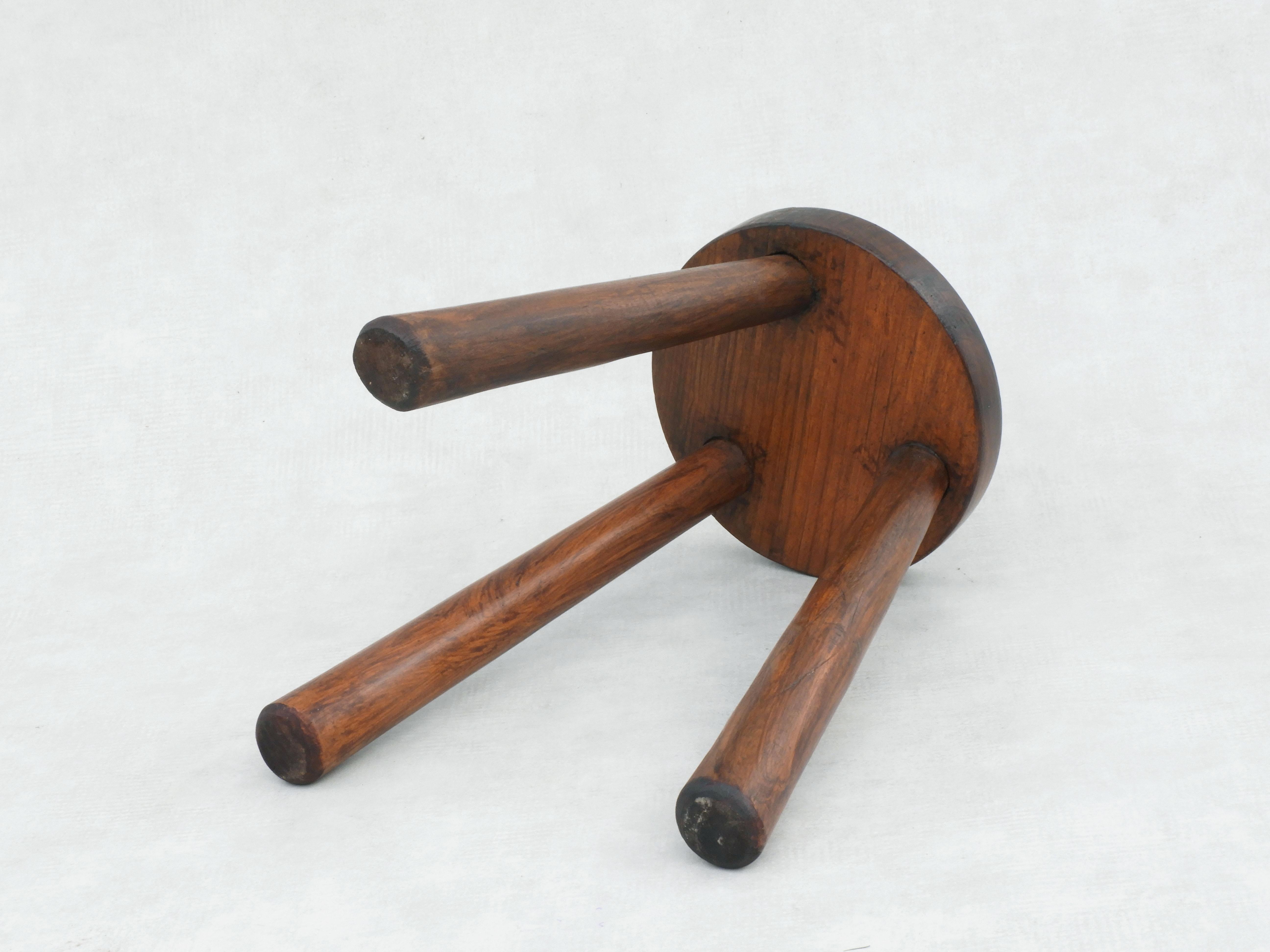Dreibein-Hocker im Perriand-Stil, 1960er Jahre, Frankreich (Holz)