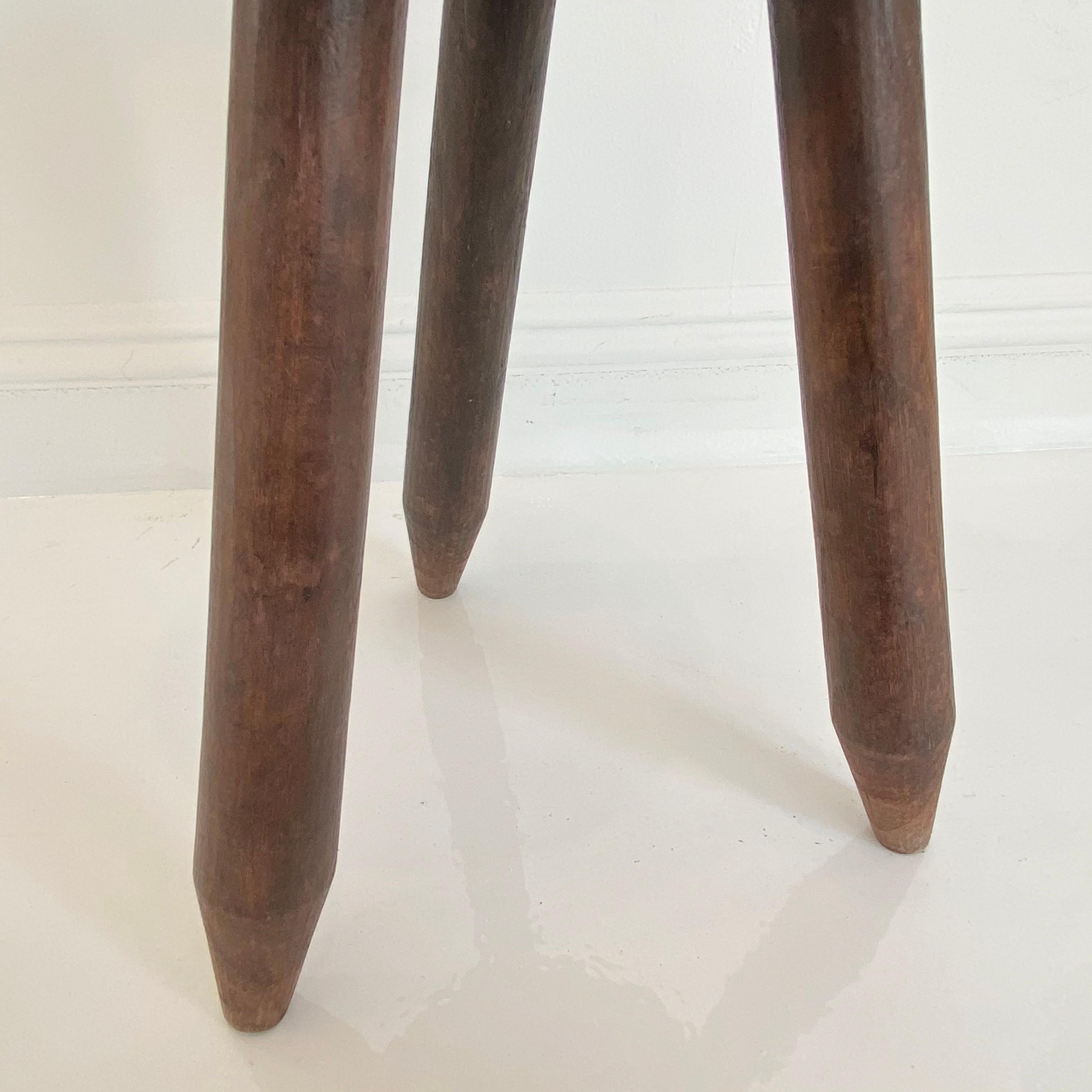 Dreibein-Hocker im Perriand-Stil (Holz) im Angebot
