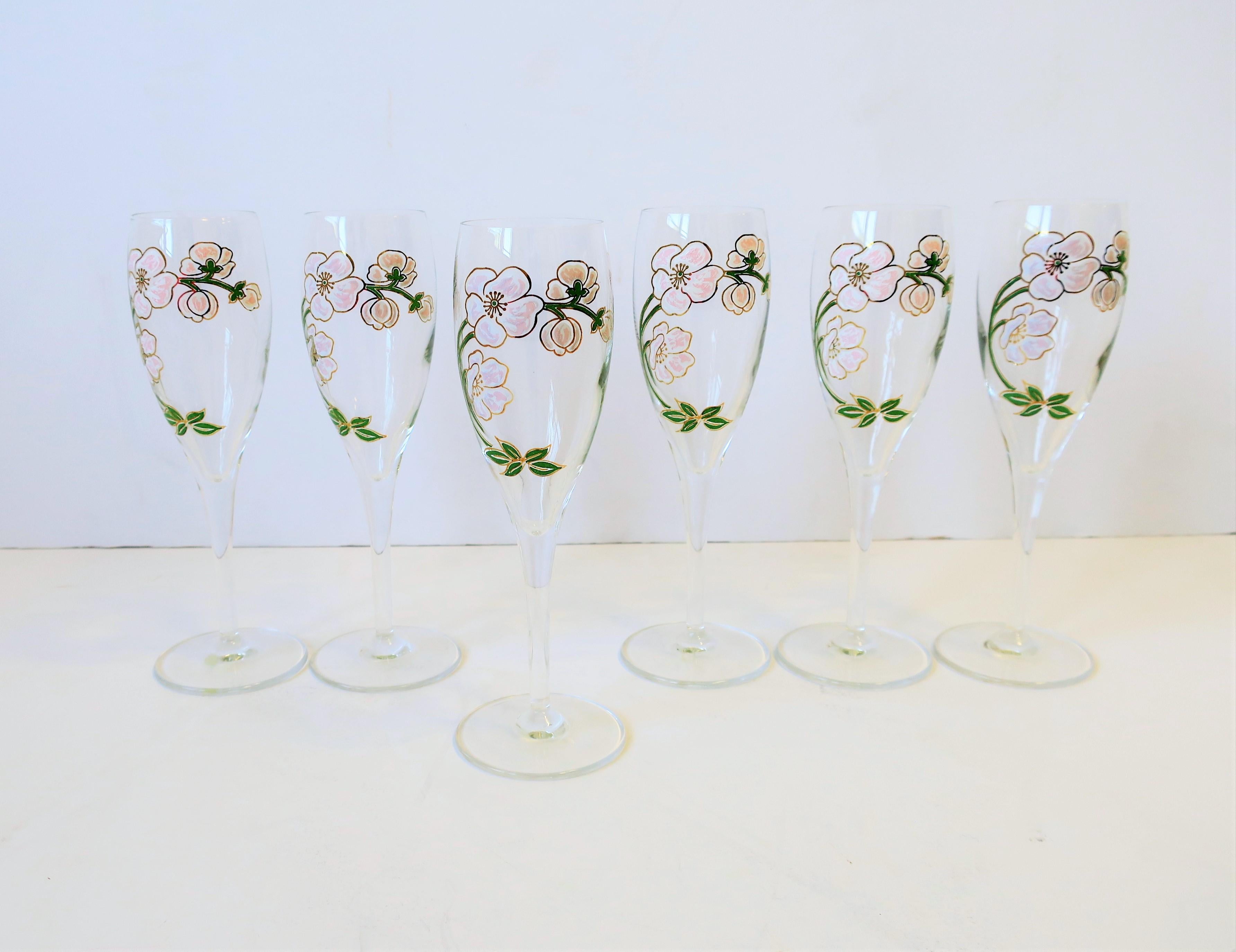 Un bel ensemble de six (6) verres à champagne français vintage Perrier-Jouet avec un motif floral iconique. 

Chaque mesure : 7 in H