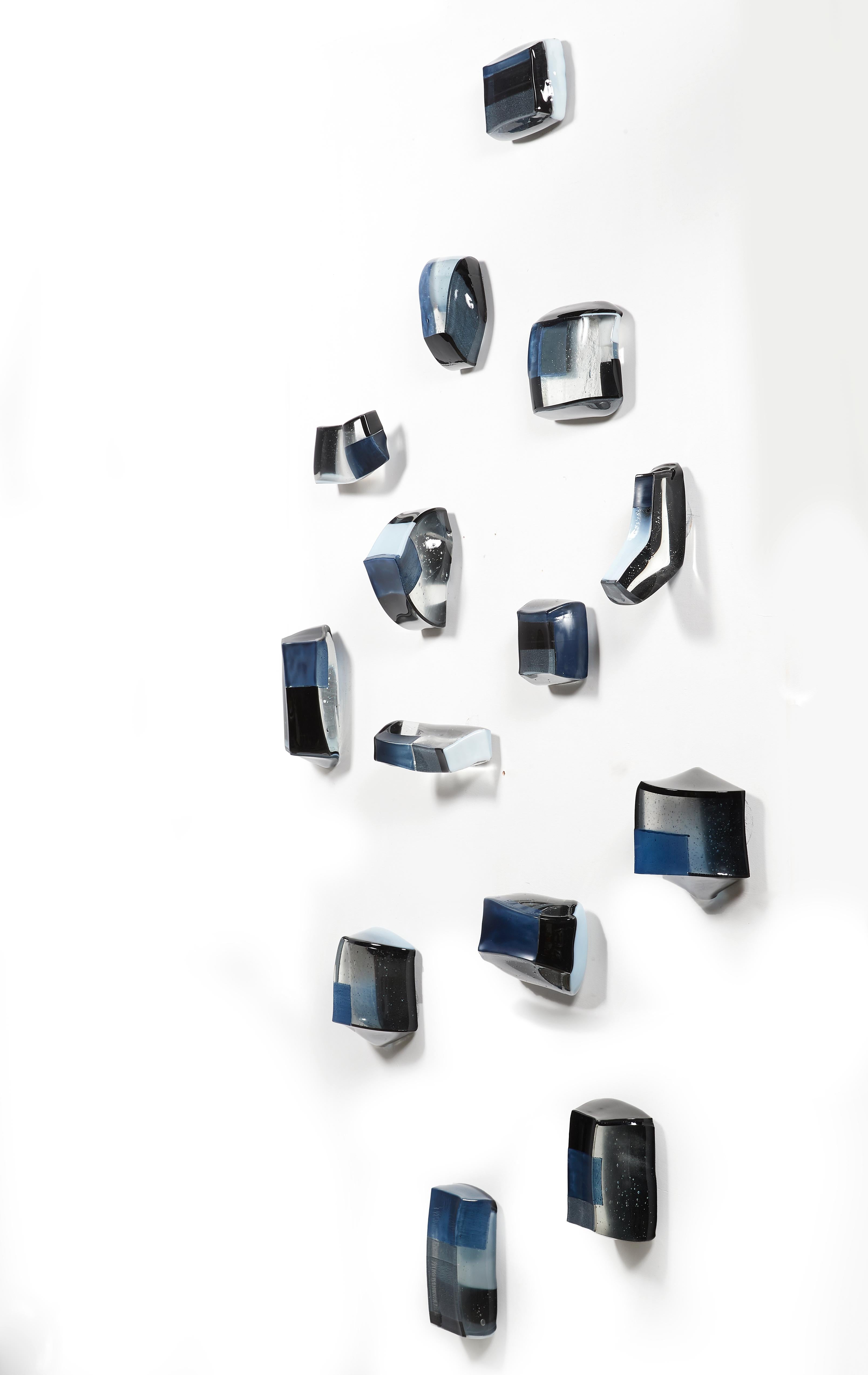 Skulpturale Installationsskulptur aus Glas, Einzigartig, hergestellt in Frankreich (Grau), Abstract Sculpture, von Perrin & Perrin