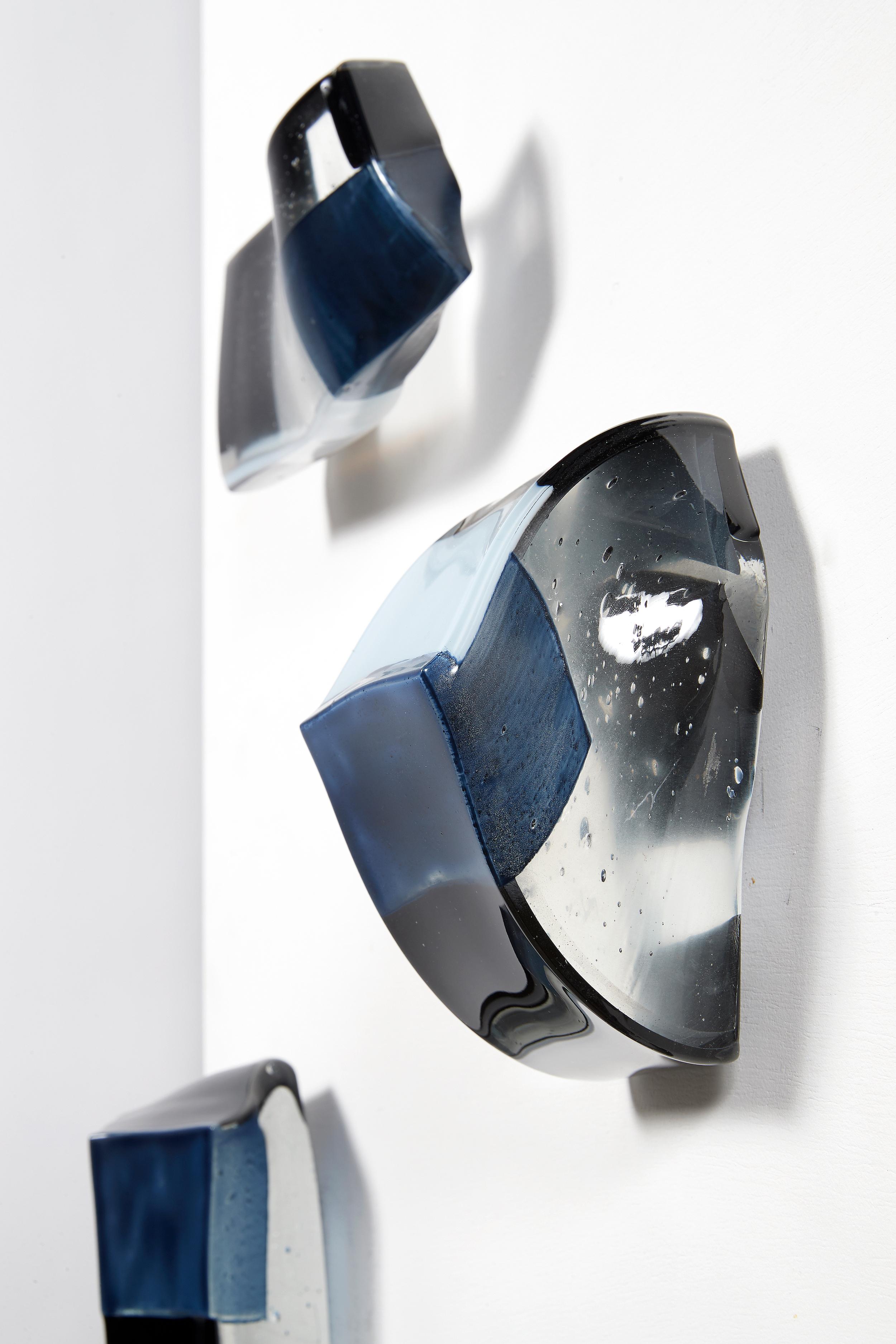 Splash One von Perrin & Perrin, Galerie Negropontes in Paris, Frankreich

Martine und Jacki Perrin bilden zusammen ein Duo, das durch ihre Individualität bereichert wird. Seit über einem Jahrzehnt erforschen sie das Potenzial der Keramik parallel zu