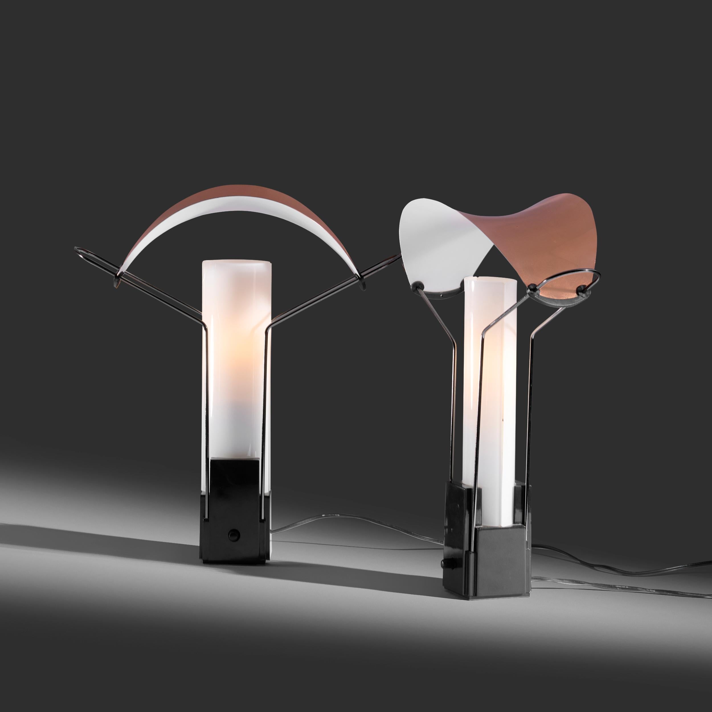 Pareja de lámparas de sobremesa Perry A. KING & Santiago Miranda modelo Palio para Arteluce, Italia, diseñadas en 1985.  Tulipas de cobre dispuestas sobre una estructura doble de alambres de metal cromado con interruptores reguladores.