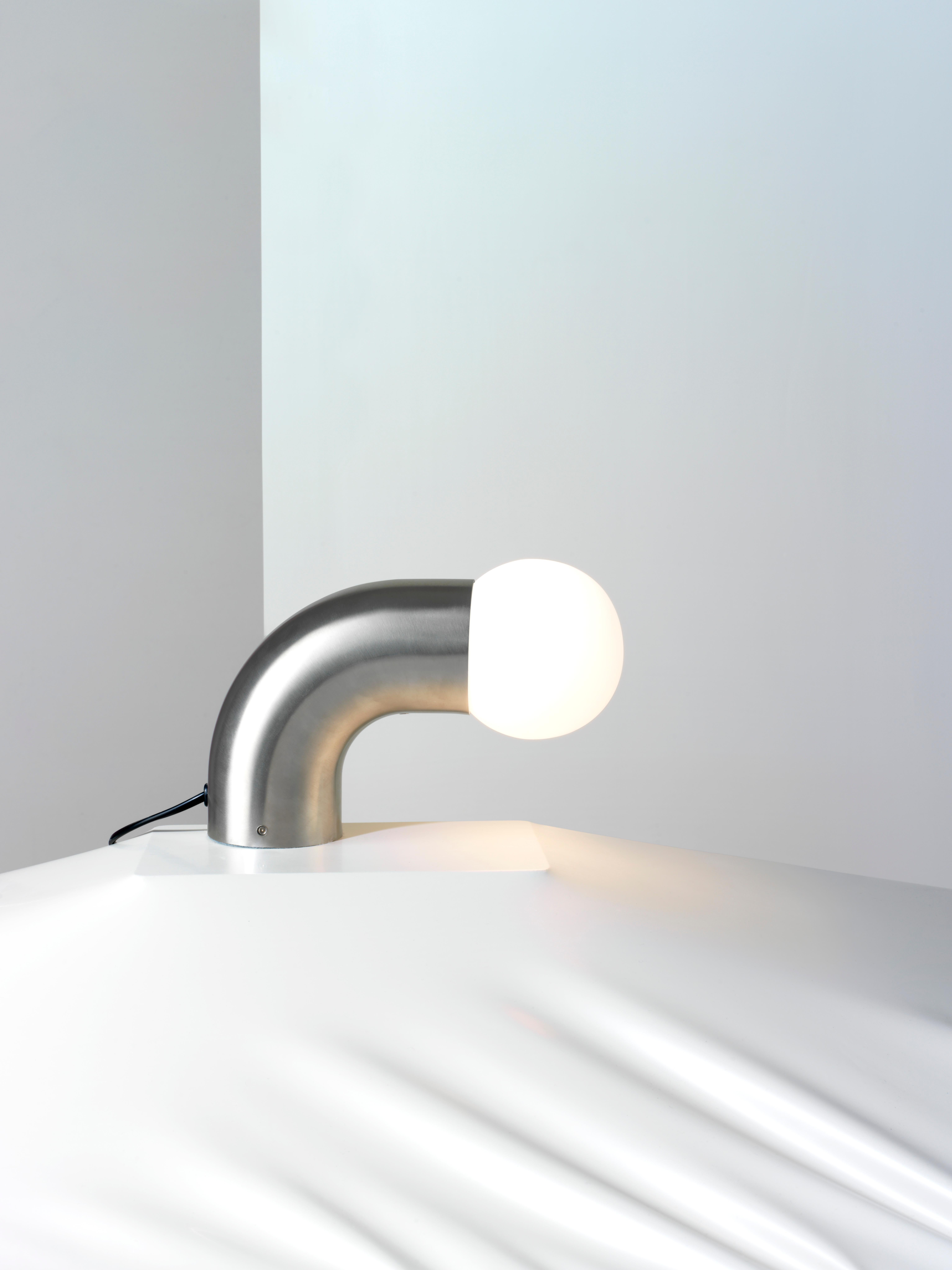 Lampe de table en tube d'acier inoxydable extrudé de 76 mm.

Cette table minimaliste est réalisée dans l'un des styles emblématiques de James Stickley, le métal tubulaire. Ces magnifiques lampes de table peuvent sembler minimales dans leur design,
