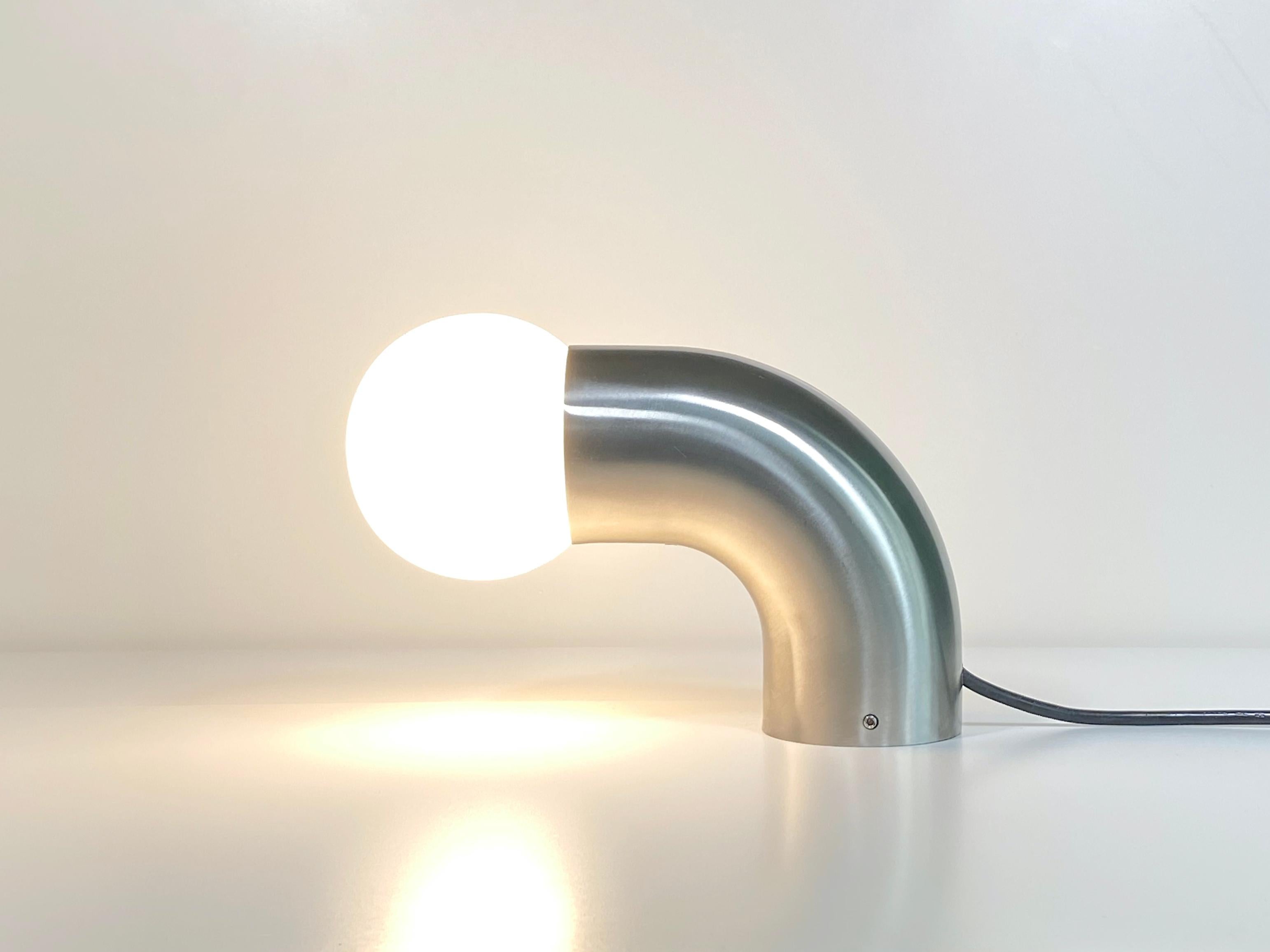 Lampe de bureau Perry en acier inoxydable brossé - interrupteur à gradation Neuf - En vente à London, GB