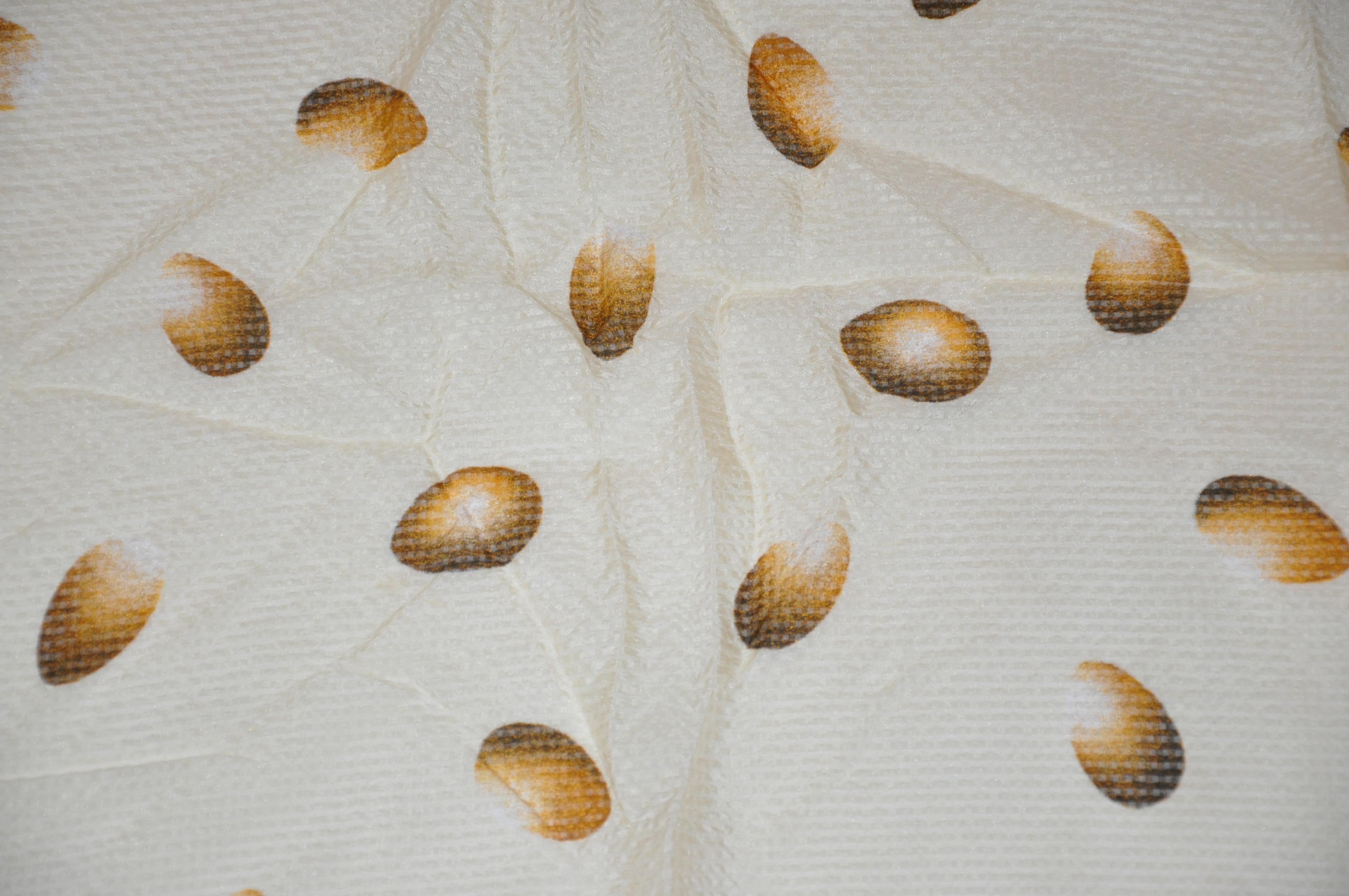     Perry Ellis merveilleuse combinaison de crème entourée d'une écharpe en mousseline de soie vert émeraude, mesure 30 pouces par 31 pouces. Bords roulés et fabriqué au Japon.