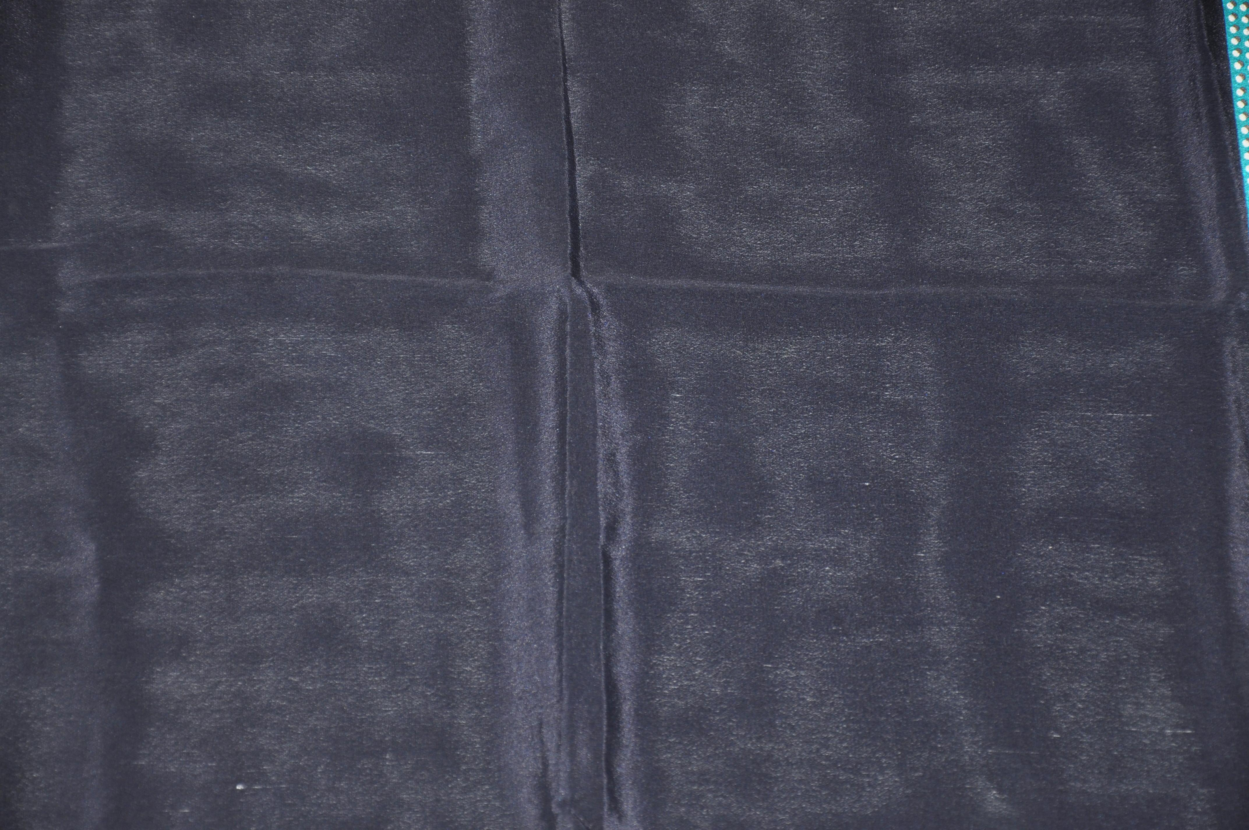     Perry Ellis magnifique écharpe en soie aux bordures bleu marine profond avec des pois turquoise accentués par des bords roulés à la main, mesure 31 pouces par 32 pouces. Fabriquées en Italie.