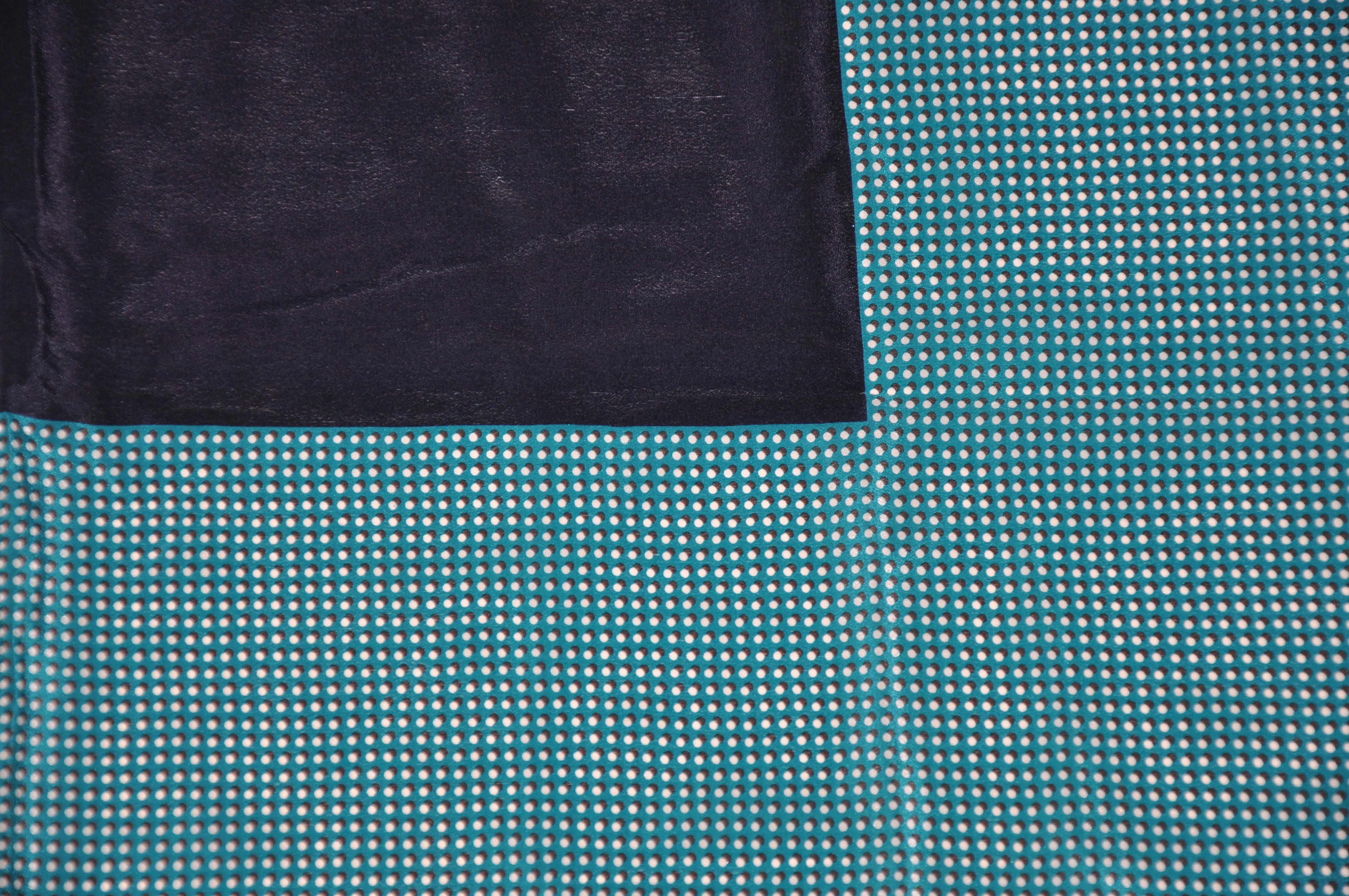 Bleu Perry Ellis - Écharpe en soie à bordures bleu marine profond avec pois turquoise - Écharpe en vente
