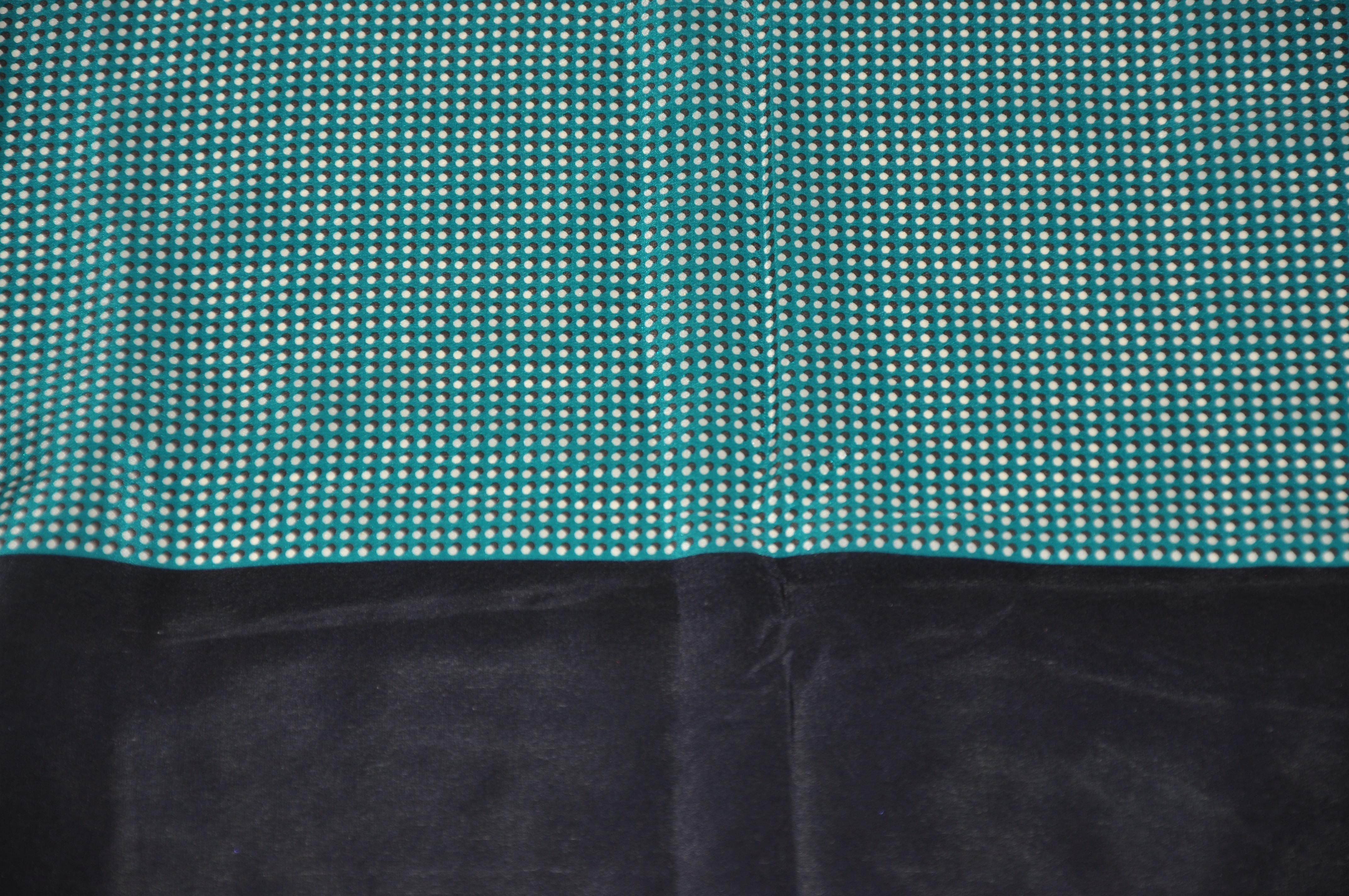 Perry Ellis - Écharpe en soie à bordures bleu marine profond avec pois turquoise - Écharpe en vente 2