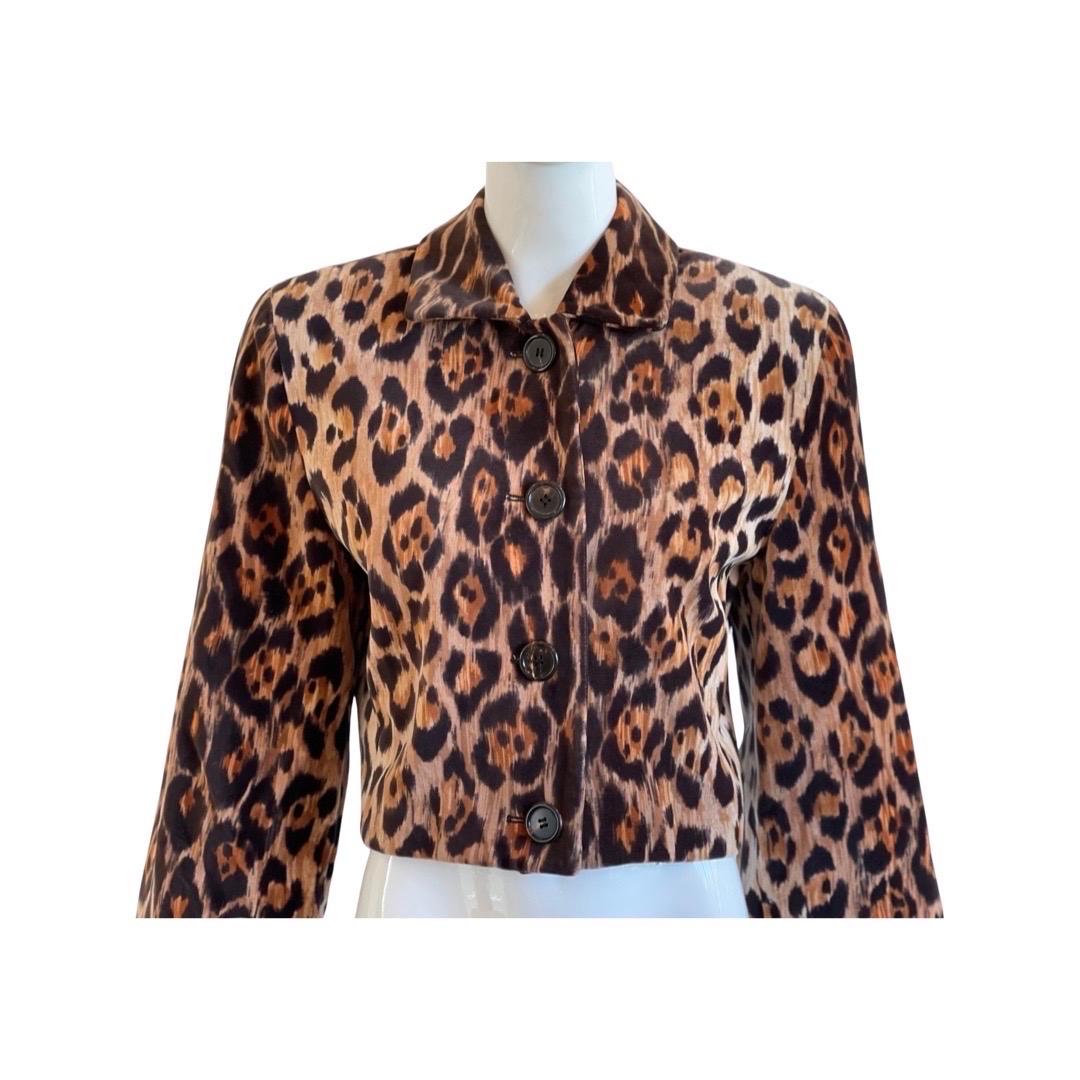 Stunning leopard velvet shirt jacket from Perry Ellis 90s collection. 

The jacket nips into the waist and has broad shoulders accentuated with shoulder pads. The sleeves are wide and flare slightly and the front buttons are a tortoiseshell acrylic.