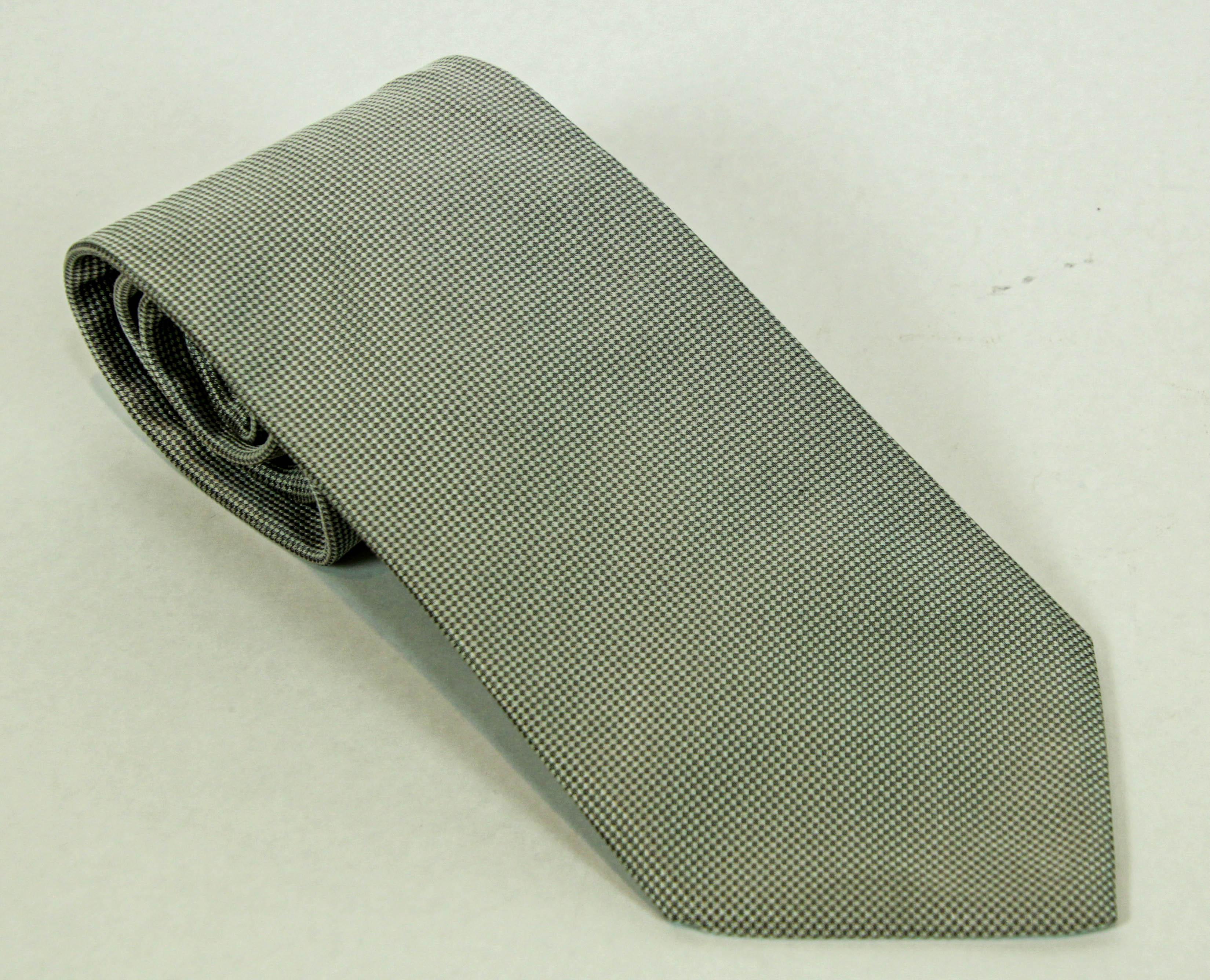 Perry Ellis Portfolio Men Silk Tie Made in USA.
Gorgeous necktie in blue in a silk twill with a all over abstract print. 
Very good used condition .
Measurements: Width: 4 Length: 55 inches.
Designed by the Famous American Designer Perry Ellis, made