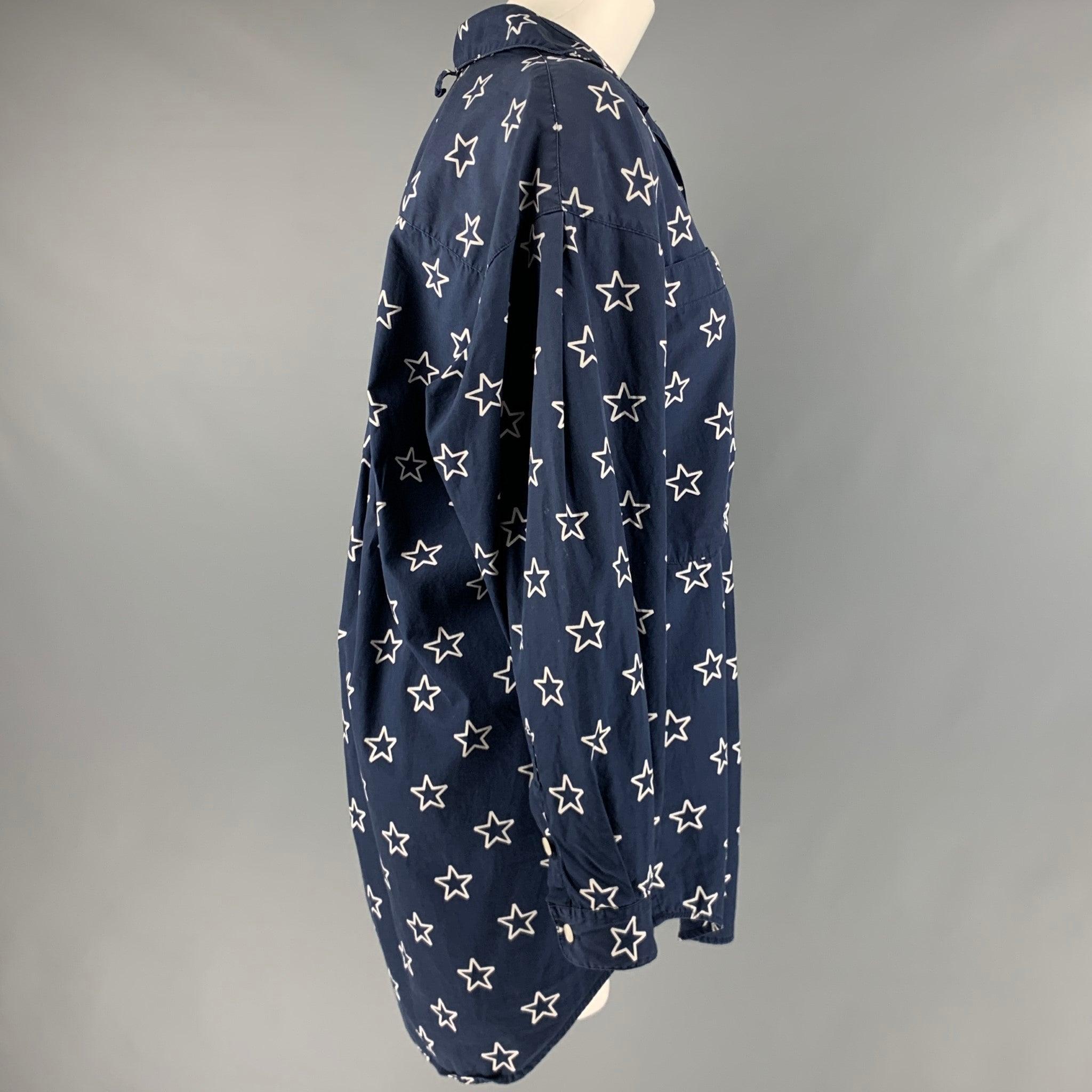 Vintage PERRY ELLIS shirt
in navy cotton fabric featuring white stars, two patch pockets, and a button closure.Excellent Pre-Owned Condition. 

Marked:   S 

Measurements: 
 
Shoulder: 20 inches  Bust: 41 inches  Sleeve: 20 inches  Length: 32 inches