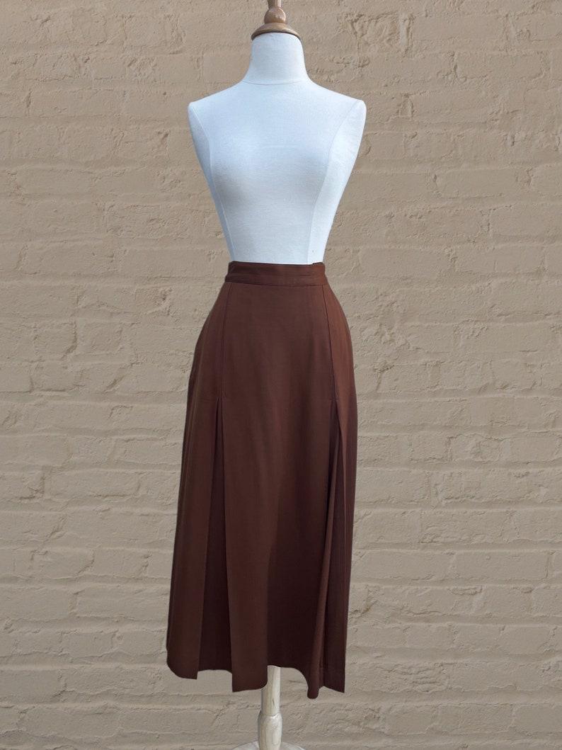 vintage brown wool skirt. high waist. inverted pleats at front and back of skirt. hip pockets. belt loops. side button closure + an interior hook & eye. falls mid calf/ midi length. skirt is lined. 

🌴 A beautiful designer skirt that is reminiscent