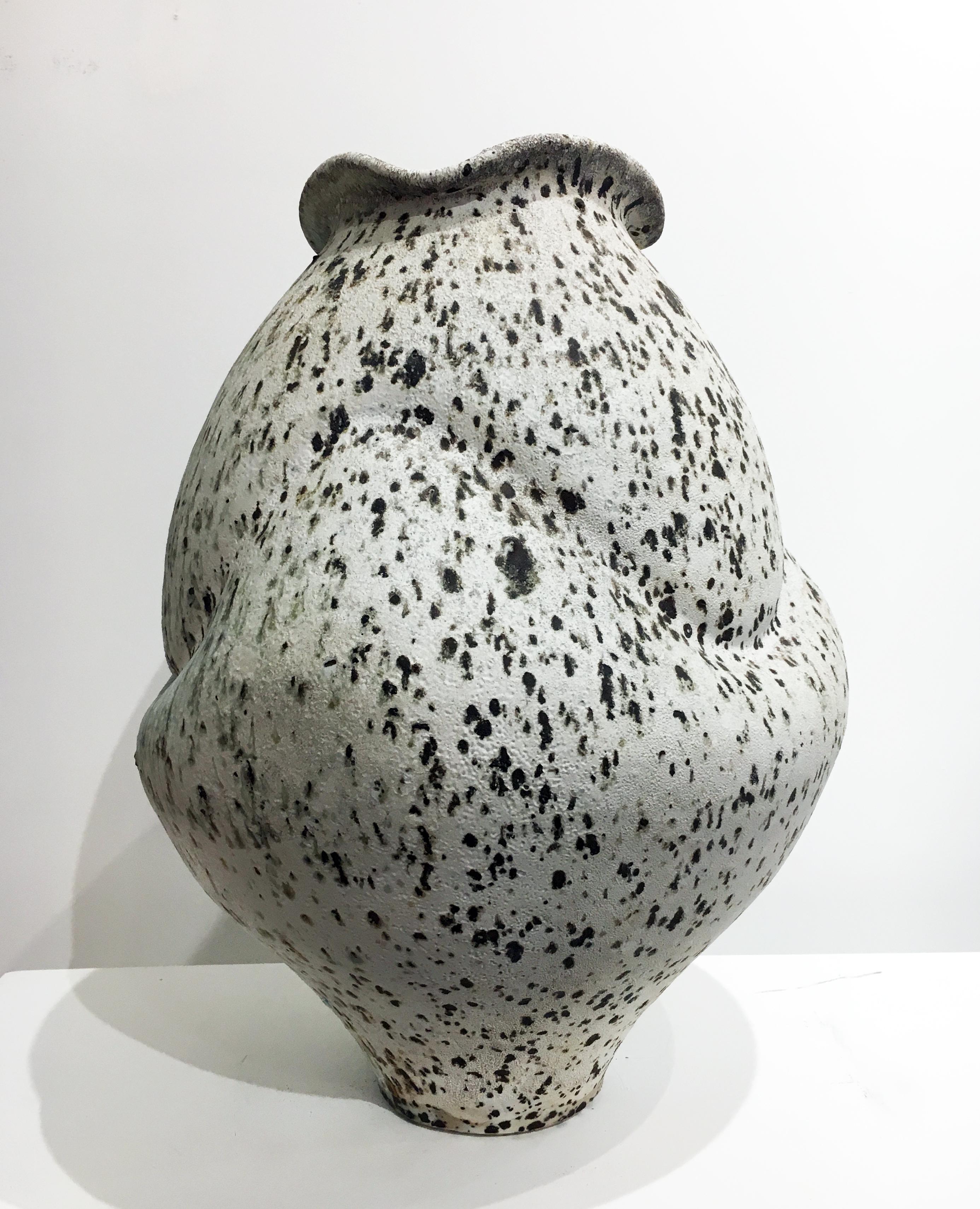 Contemporary Design, Keramikgefäß, Holzbrandporzellan, Eisenpartikel, Glasur – Sculpture von Perry Haas