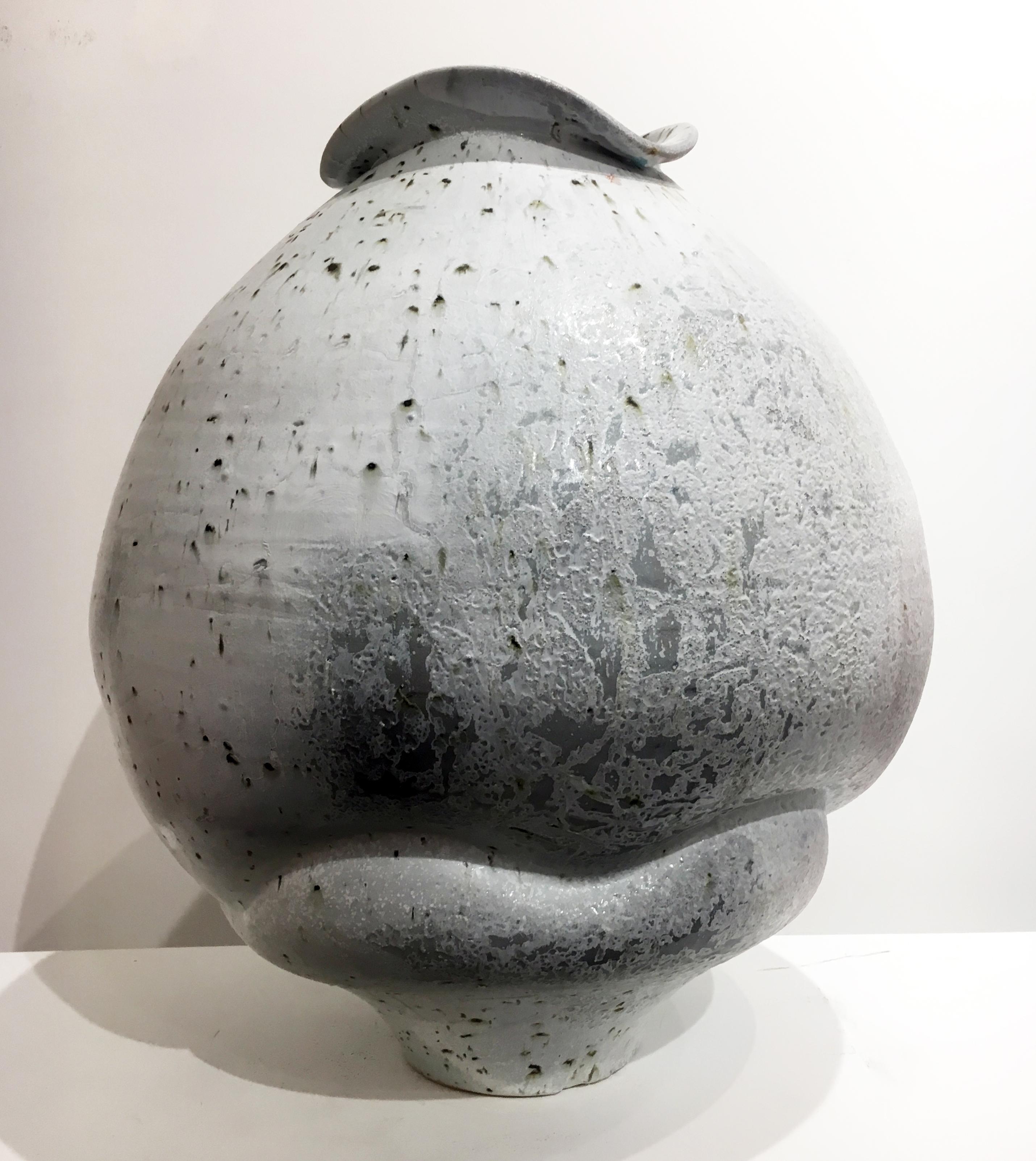 Diseño contemporáneo, Escultura cerámica, Porcelana, Partículas de hierro, Esmalte, Arcilla - Abstract Sculpture Gris de Perry Haas