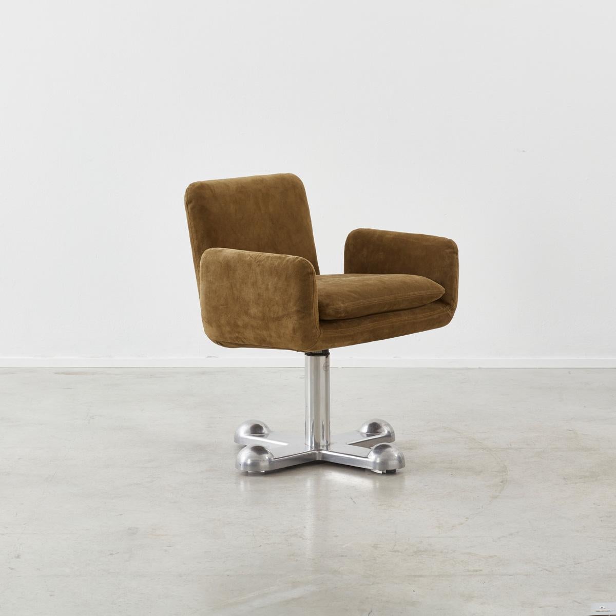 Perry King is a British designer who specialised in industrial design before moving to Italy in the early 60’s. His work for Olivetti spanned environmental design, industrial design, furniture, interior design, and graphics. His career crossed paths