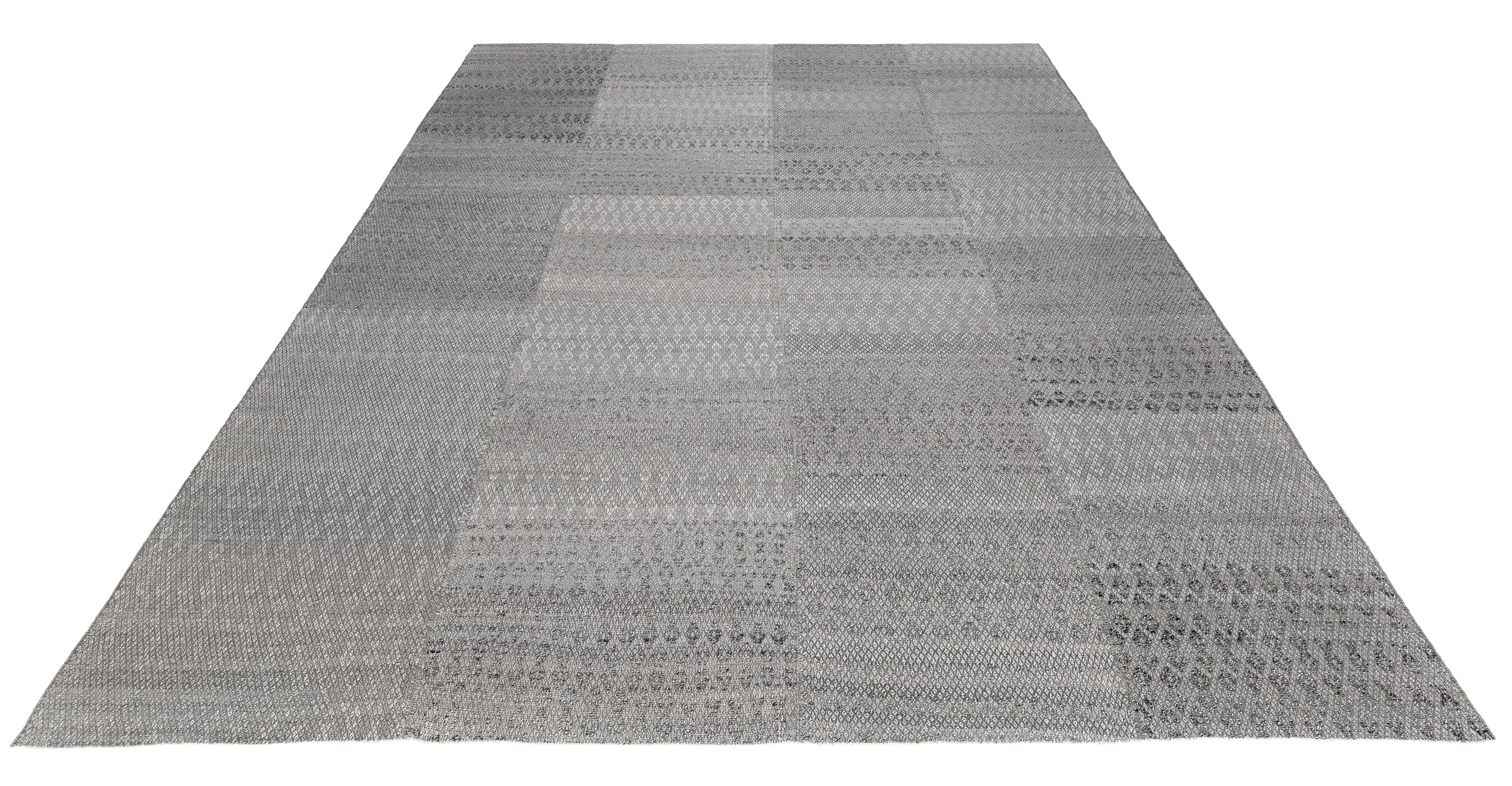 XXIe siècle et contemporain Persain Handwoven Damavand Flatweave Rug in Natural Gray Tones en vente
