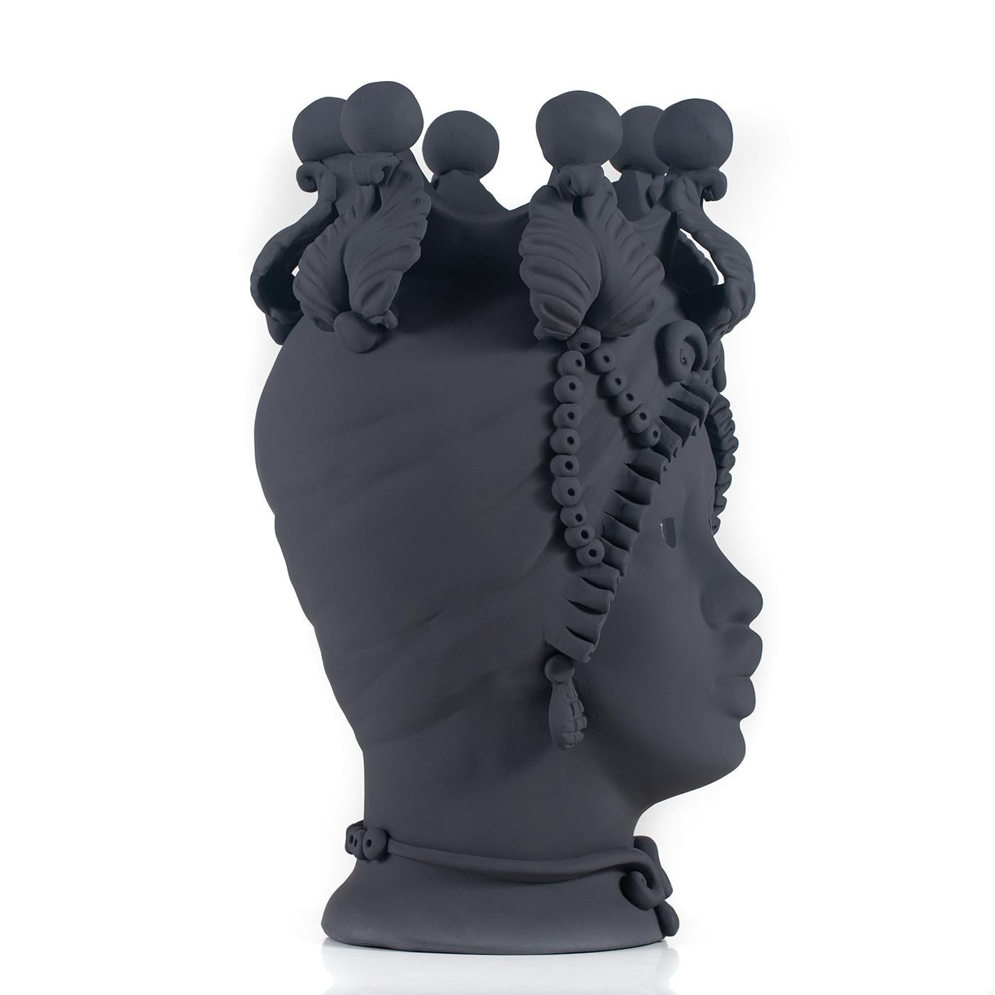 Inspiriert von der griechischen Mythologie, wird diese herrliche Vasenreihe nach sizilianischer Tradition vollständig von Hand gefertigt. Die exquisite Persefone-Vase ist in einem matten Grau gehalten und ist eine reizvolle Ergänzung für jeden