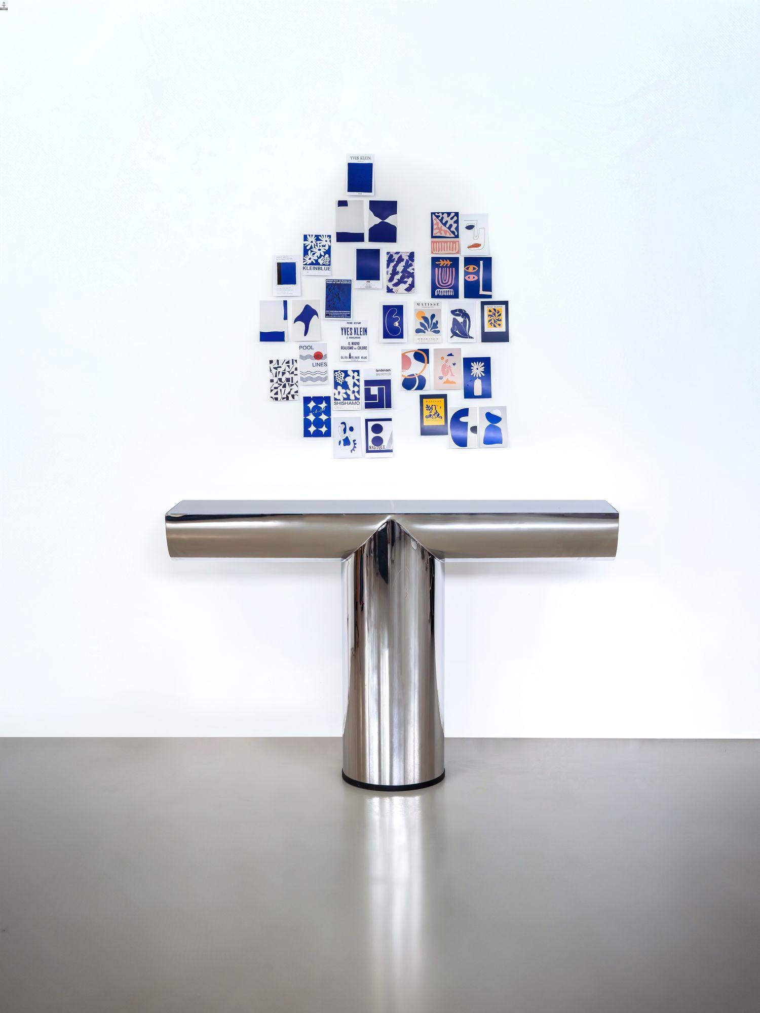 This beautiful console with a polished steel structure is characterized by the full reflective finish from cylinders. The precious White Arabescato marble top gives the console a touch of elegance, it will enrich any entrance space or living room.