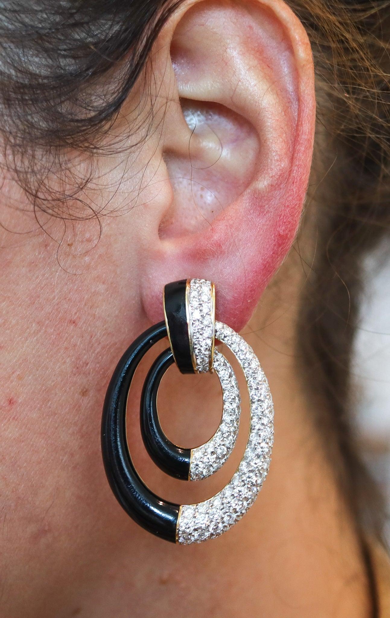 Coppia di orecchini pendenti con diamanti Persephone.

Si tratta di un favoloso paio di orecchini pendenti, creati in America alla fine degli anni '70. Gli orecchini Persephone sono stati realizzati come coppia destra e sinistra, in oro giallo